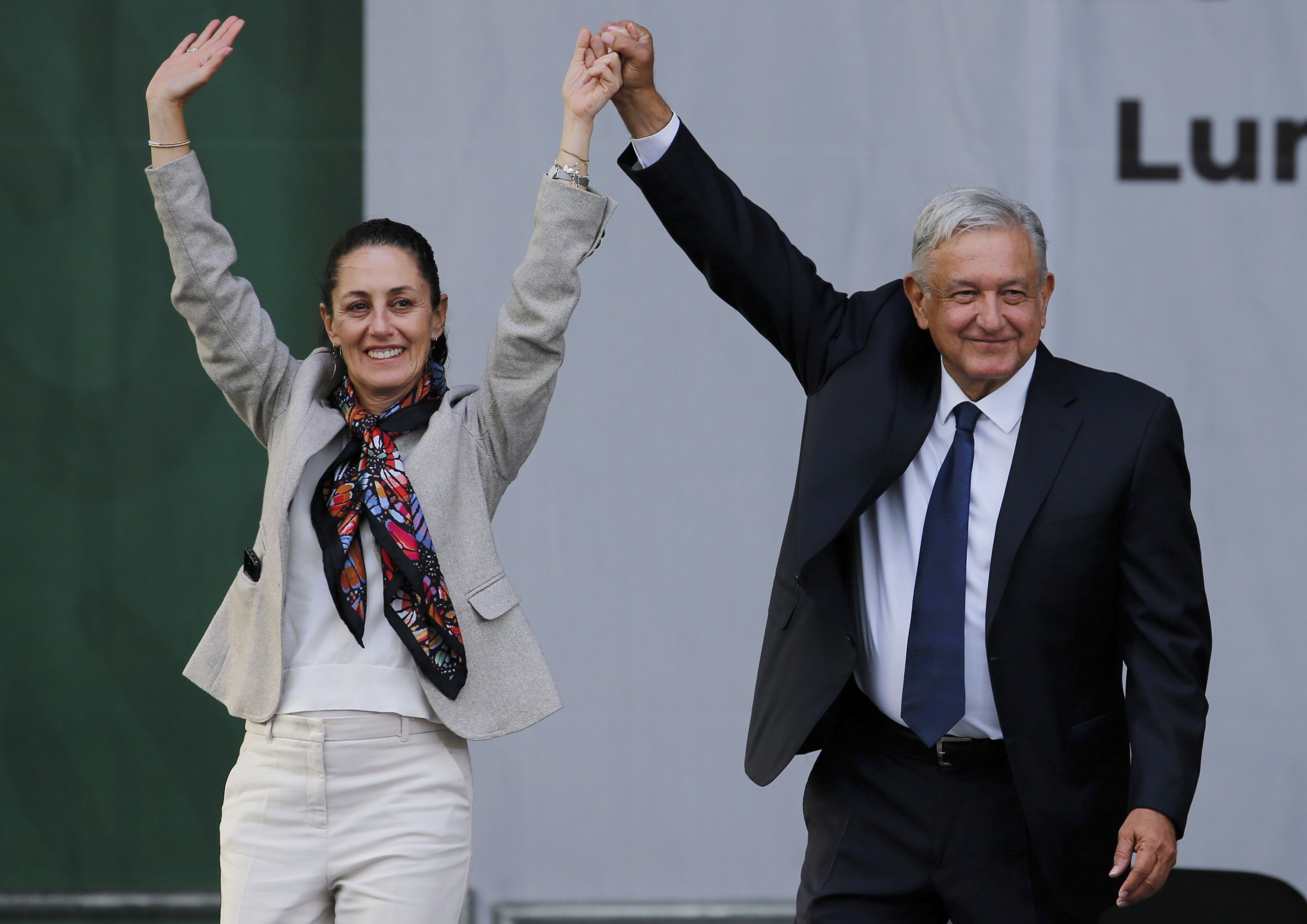 En esta imagen de archivo, el presidente de México, Andrés Manuel López Obrador, a la derecha, y la alcaldesa Claudia Sheinbaum, saludan a sus simpatizantes en un acto de campaña en el Zócalo, la principal plaza de Ciudad de México, el 1 de julio de 2019. (AP Foto/Fernando Llano, archivo)