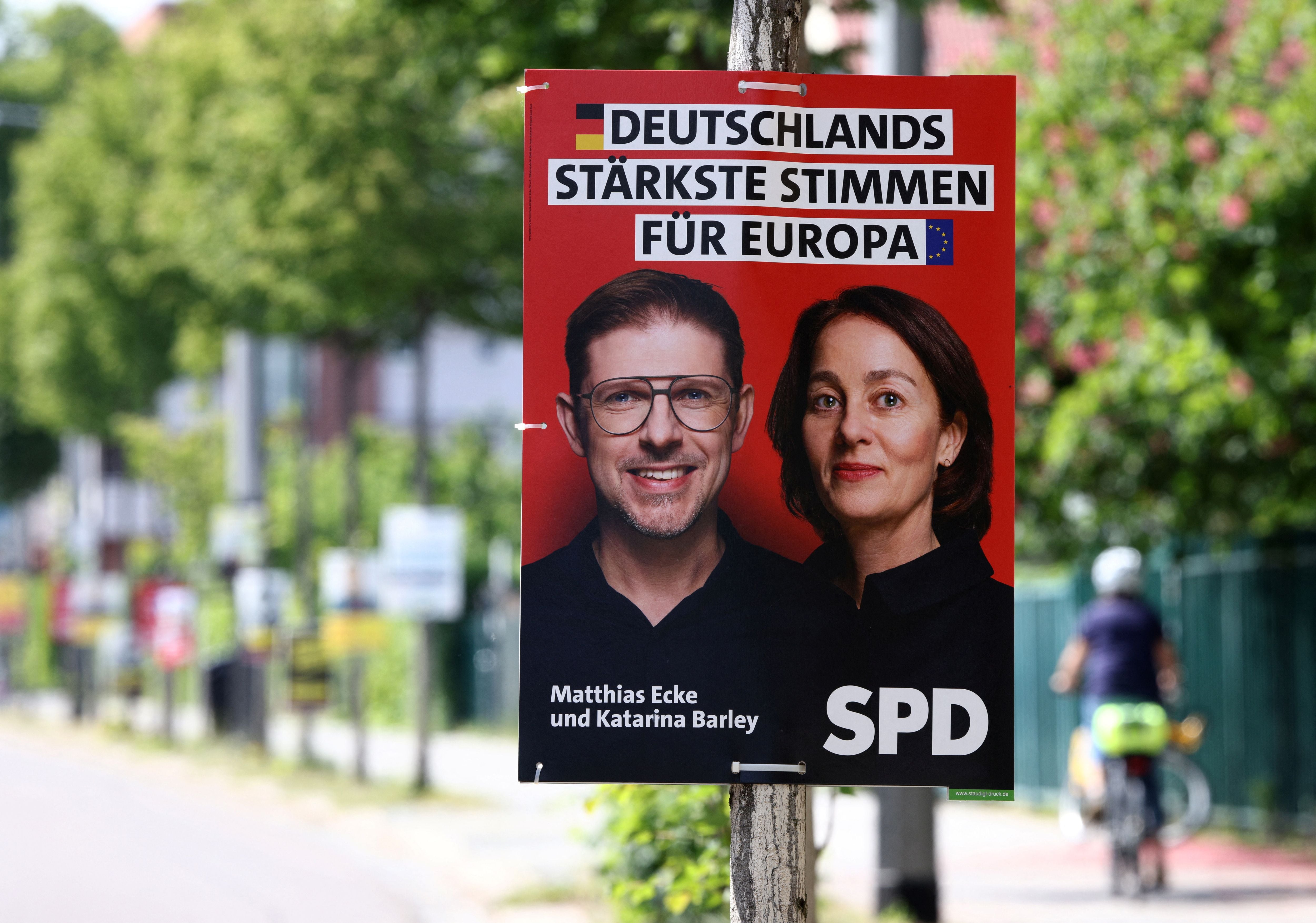 Un cartel de la campaña electoral, que muestra a los principales candidatos Matthias Ecke y Katarina Barley del Partido Socialdemócrata (SPD) de Alemania para las próximas elecciones europeas de 2024, en Dresde. (REUTERS/Lisi Niesner)