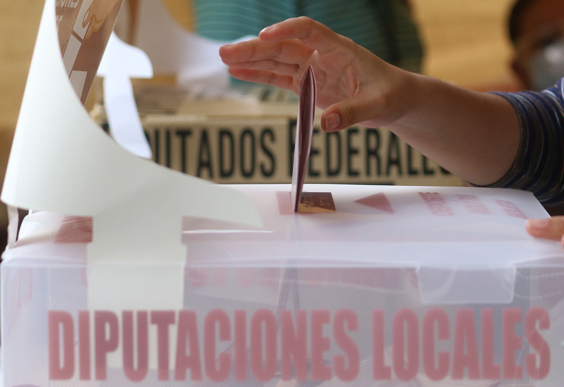 Fotografía de archivo que muestra una mujer emitiendo su voto en una casilla de la ciudad de Pachuca estado de Hidalgo (México). EFE/ Daniel Martínez Pelcastre
