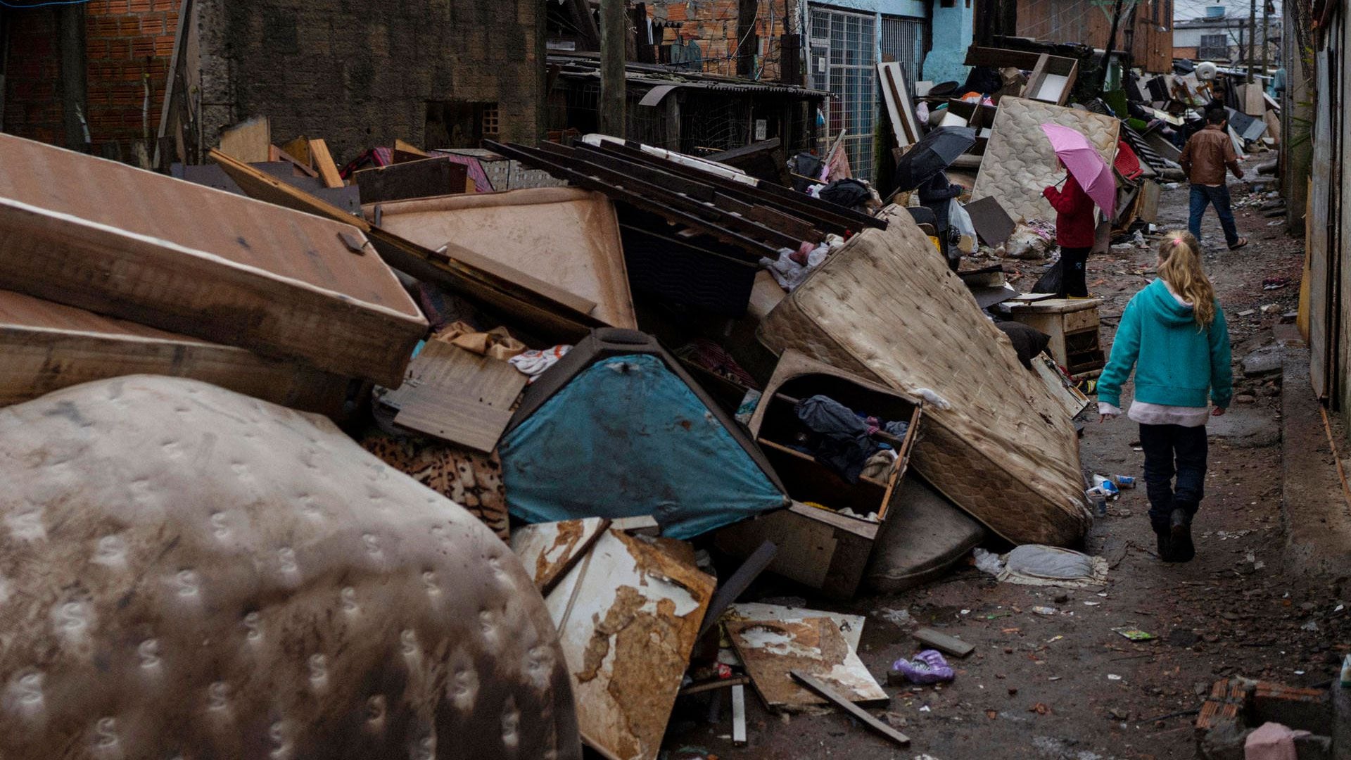 Porto Alegre cumplió un mes inundada retirando miles de toneladas de basura