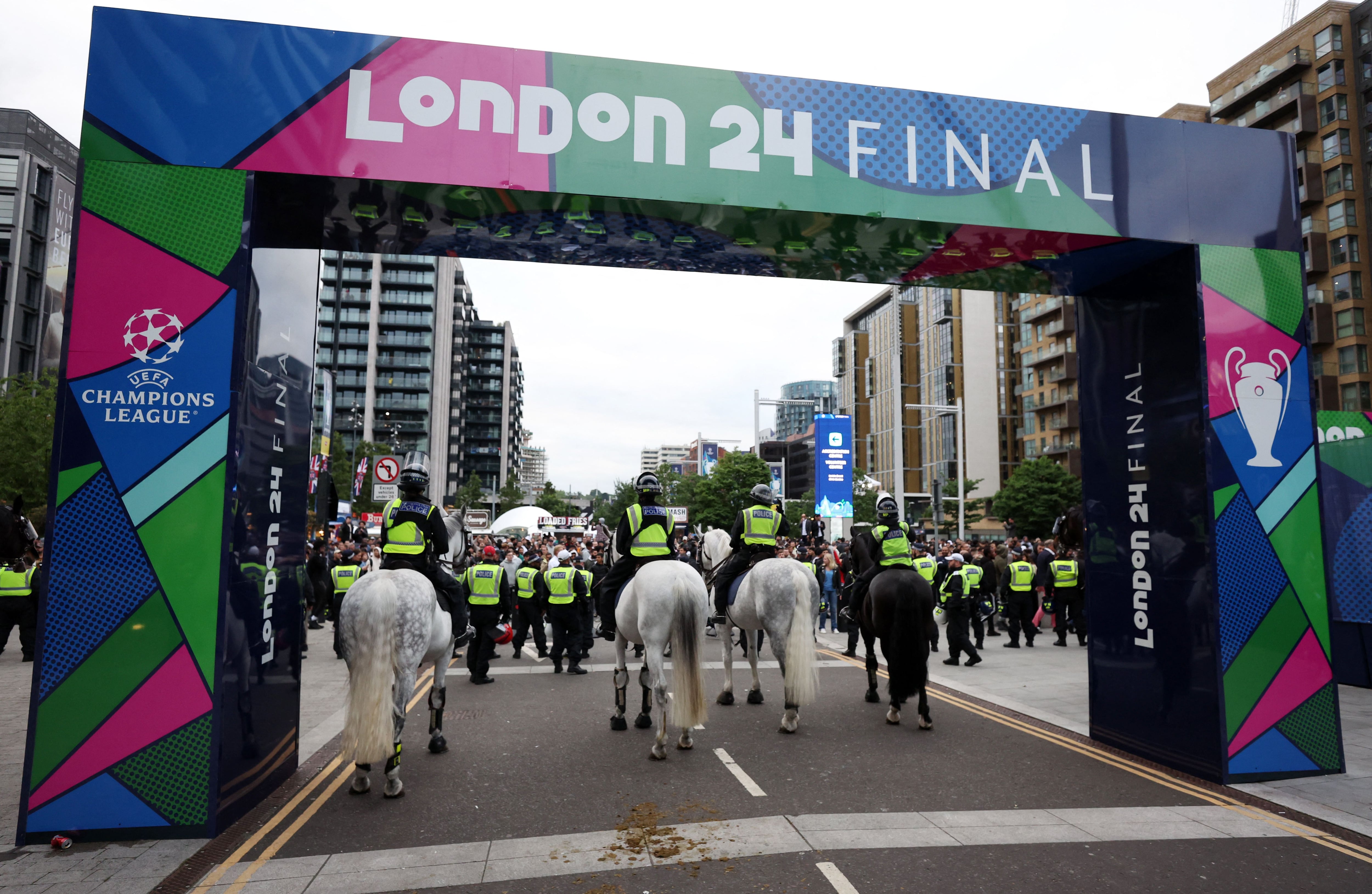 Soccer Football - Champions League - Final -  Borussia Dortmund v Real Madrid - London, Britain - June 1, 2024 Police officers on horses react as people attempt to get into Wembley Stadium before the match Action Images via Reuters/Paul Childs