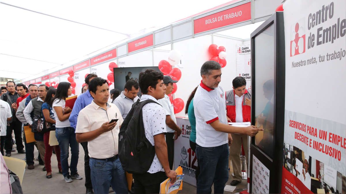 Un grupo de postulantes peruanos participan de una de las ferias laborales que organiza el Ministerio de Trabajo y Promoción del Empleo (MTPE), en conjunto con el sector privado.