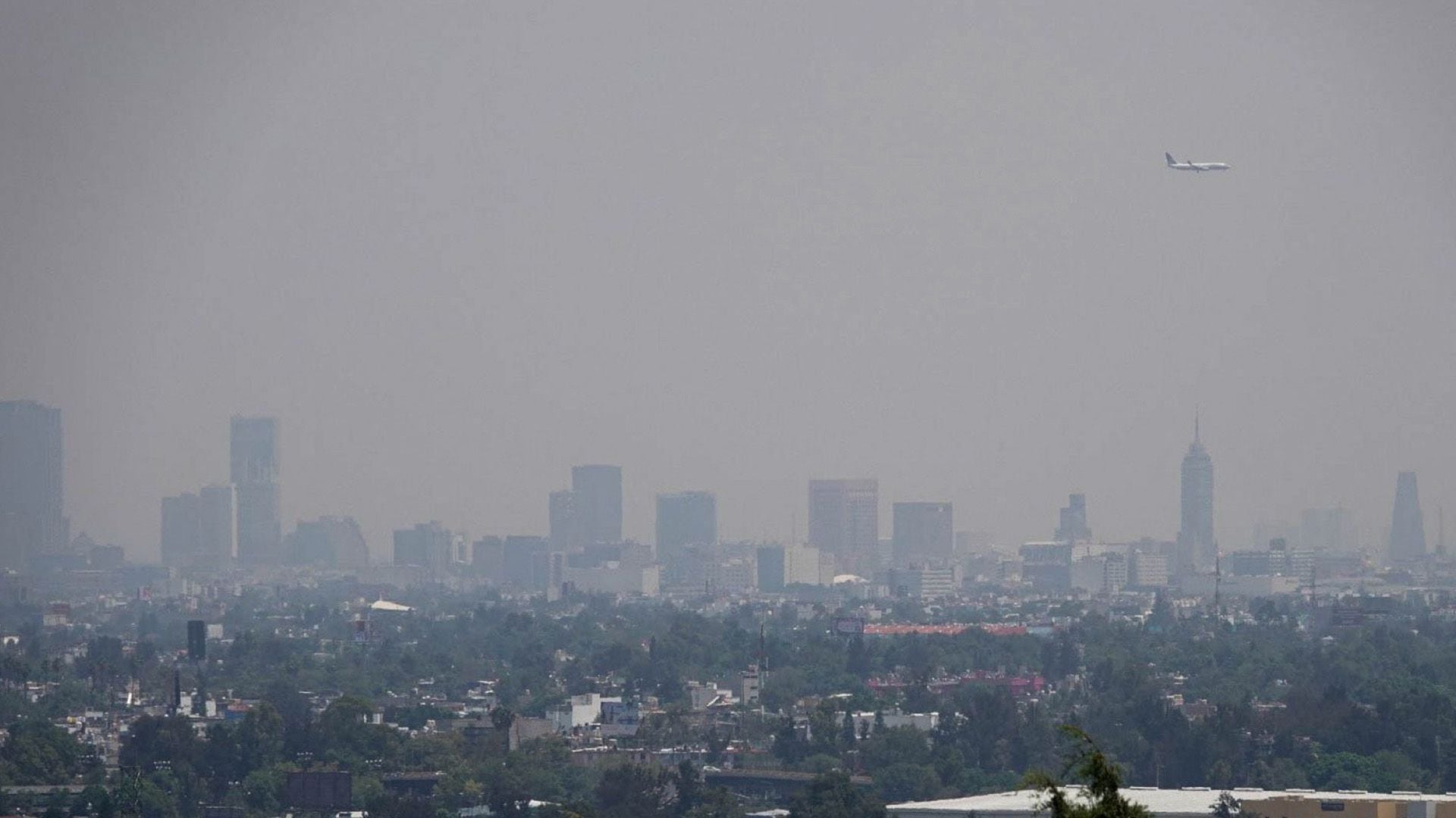 Dependiendo el nivel de contaminación en el aire, las autoridades hacen recomendaciones y toman medidas ambientales (Cuartoscuro)