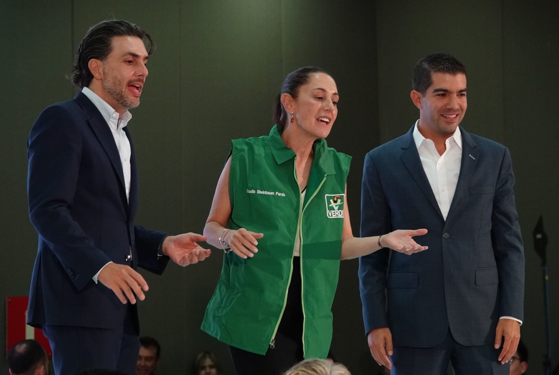 Claudia Sheinbaum recorre el país en una gira estratégica para su campaña, interactuando con simpatizantes
Morena
4T