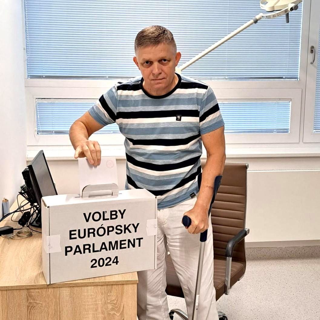 Así votó el primer ministro de Eslovaquia, Robert Fico, quien sufrió un atentado el pasado mes de mayo (REUTERS)