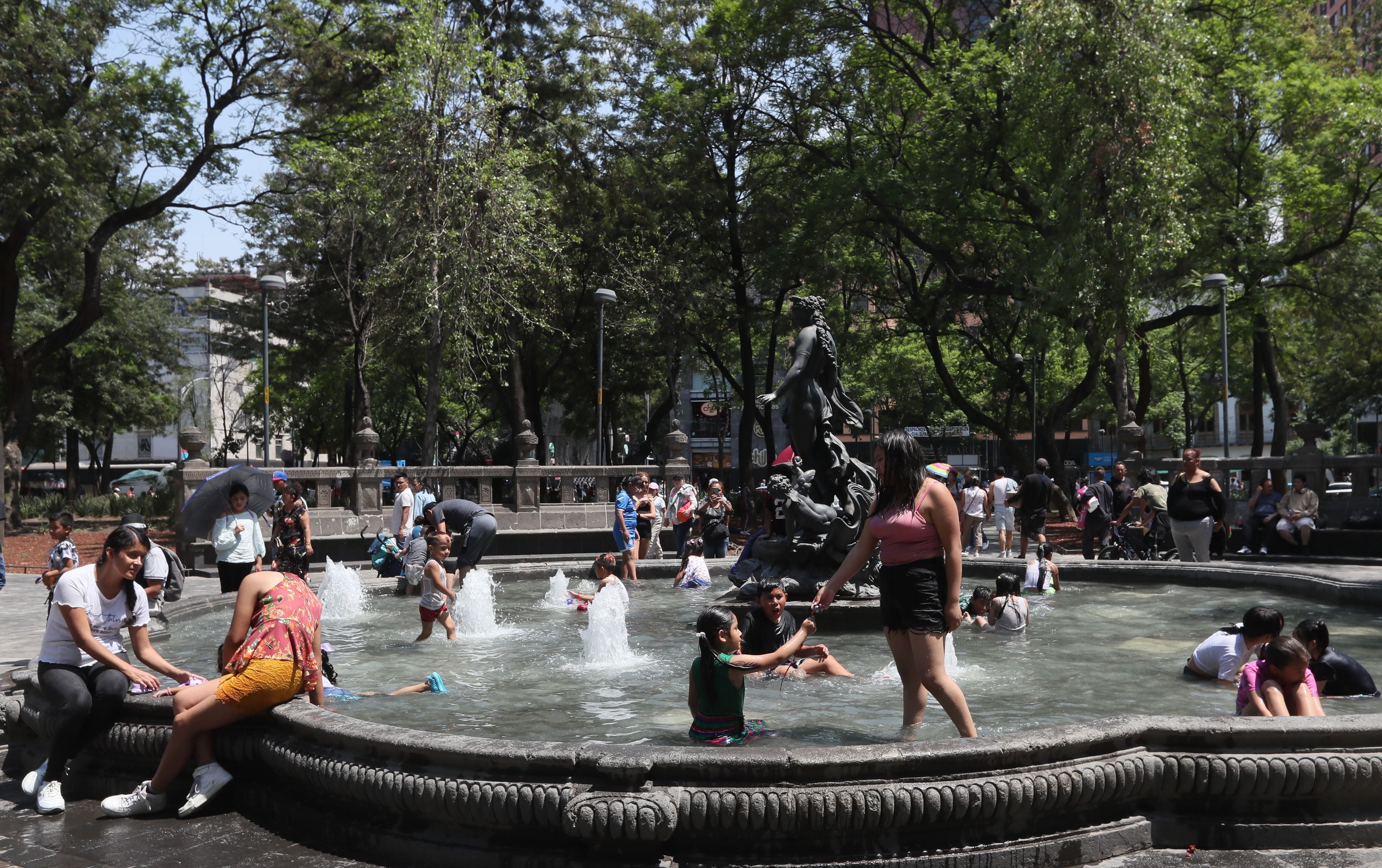 La tercera ola de calor cumple una semana en México con 45 grados en 13 estados
