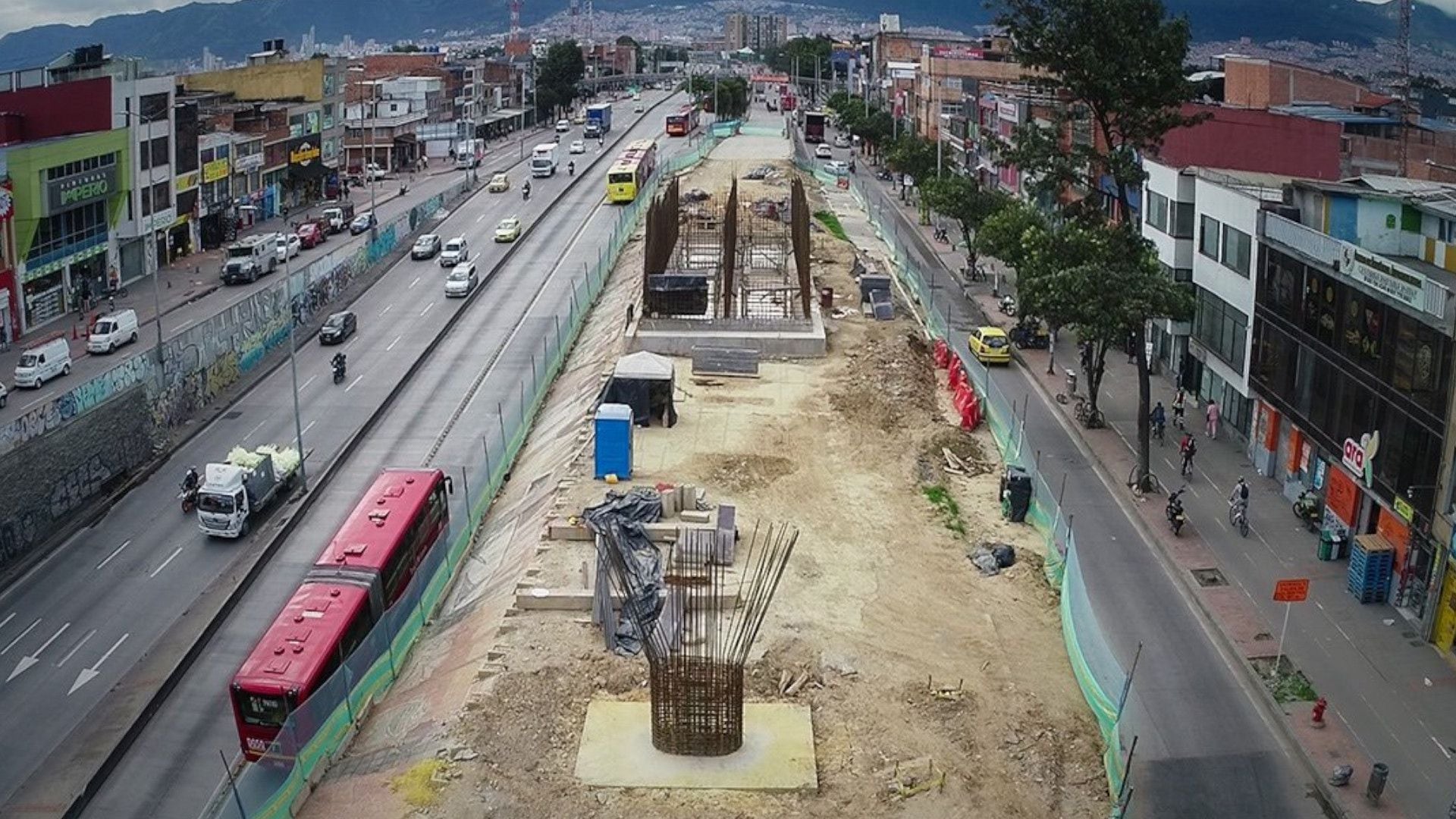 Foto de archivo de los avances en la construcción de la troncal de Transmilenio en la avenida 68, en el sector de Venecia. (Crédito: @idubogota / X)