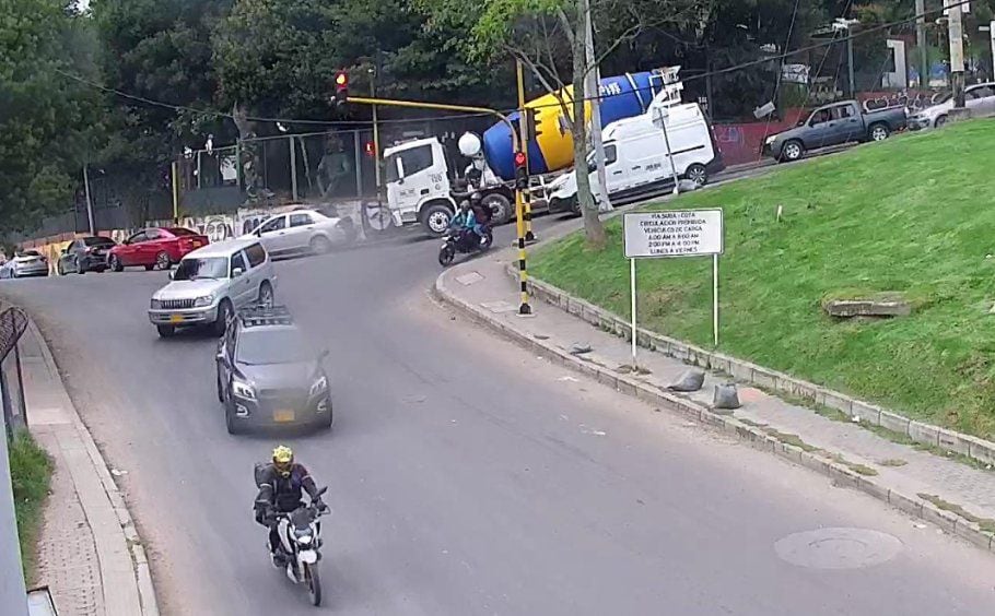 Se presenta congestión vehicular en la vía Suba-Cota desde la Conejera hasta la variante de Cota. @TransitoBta regula el tráfico a la salida de la vía Guaymaral- crédito @BogotáTránsito/X