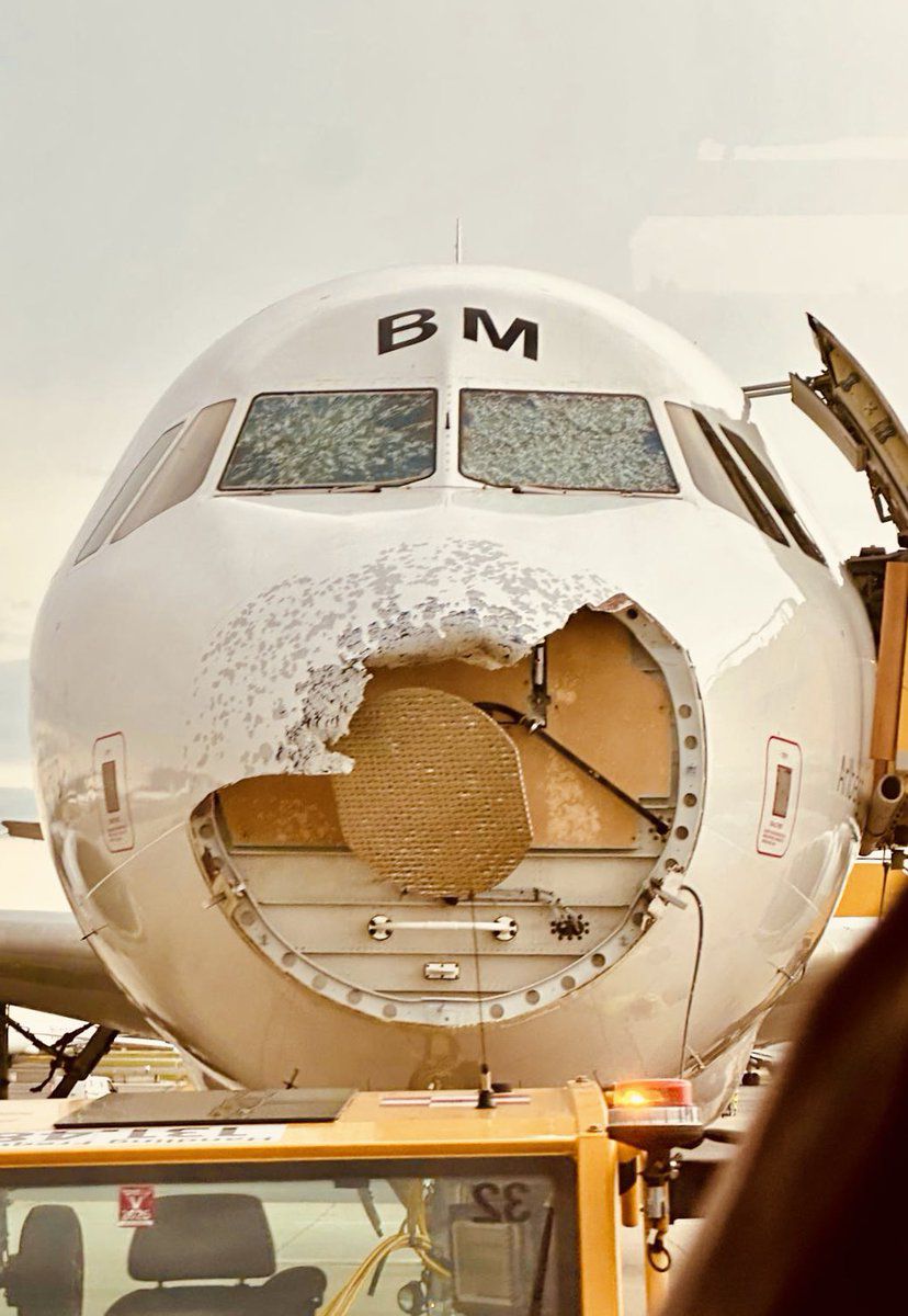 Los graves daños provocados por una granizada en un avión de Austrian Airlines