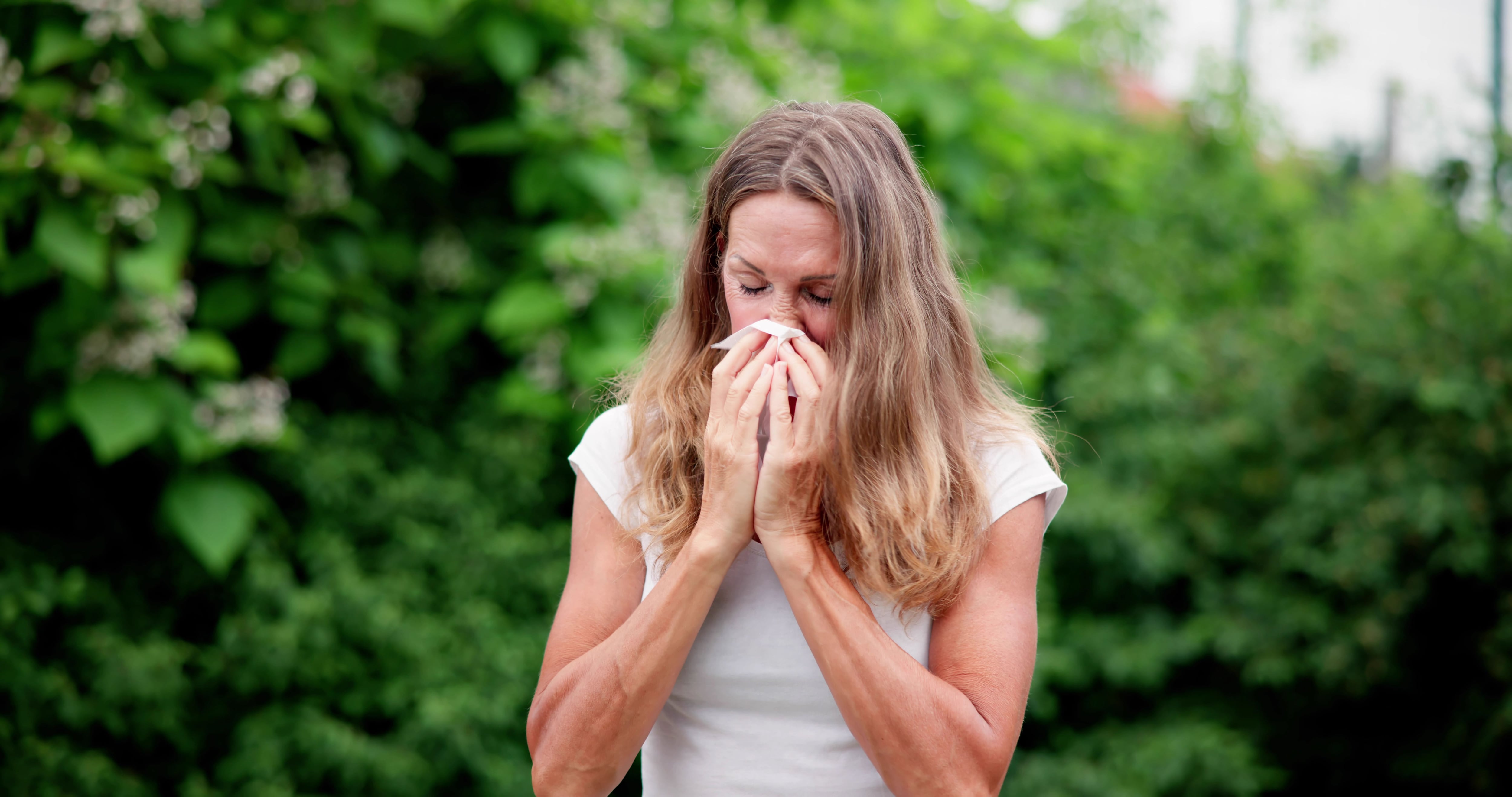 Una mujer con alergia al polen (Shutterstock)