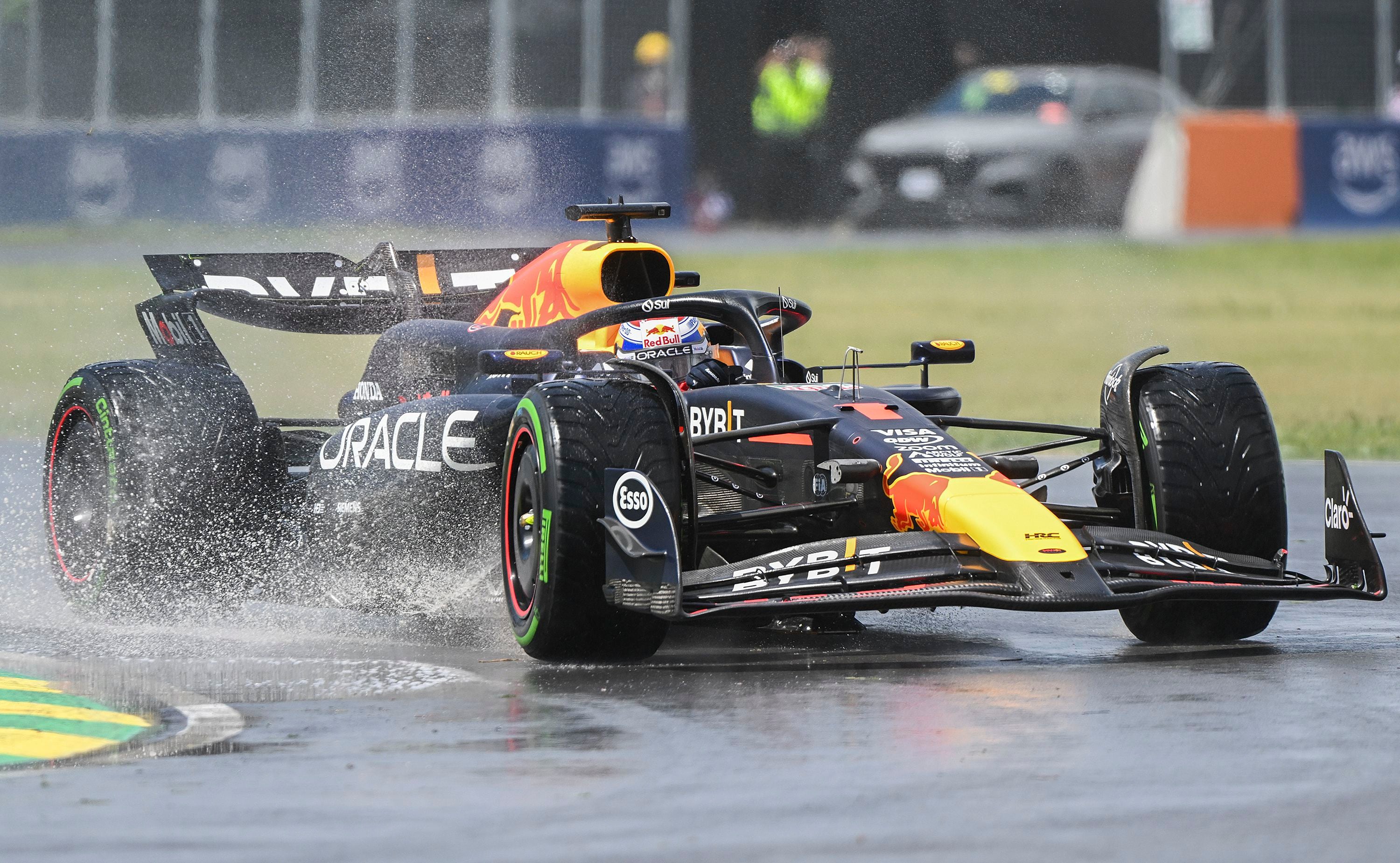 El piloto holandés de Red Bull Racing, Max Verstappen realiza un giro en la esquina Senna durante la práctica del Gran Premio de Canadá en la Formula 1, el viernes 7 de junio de 2024, en Montreal. (Graham Hughes/The Canadian Press via AP)