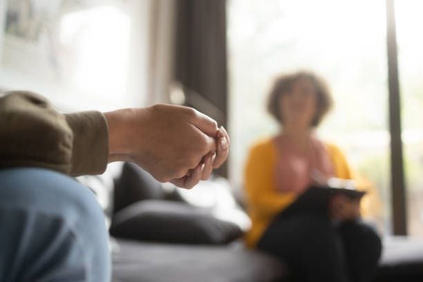 La nueva legislación establecerá consultorios en facultades de psicología, ofreciendo atención sin costo a quienes más lo necesitan y fomentando el desarrollo profesional de estudiantes - iStock