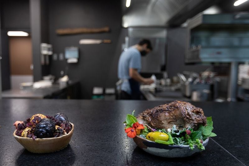 Un plato a base de mashuas (tubérculo andino peruano) y cuello de cabra acompañado de hierbas, llamado "Bosque de Loma", en la cocina del restaurante Central en Lima, Perú. 28 de enero de 2021. REUTERS/Ángela Ponce