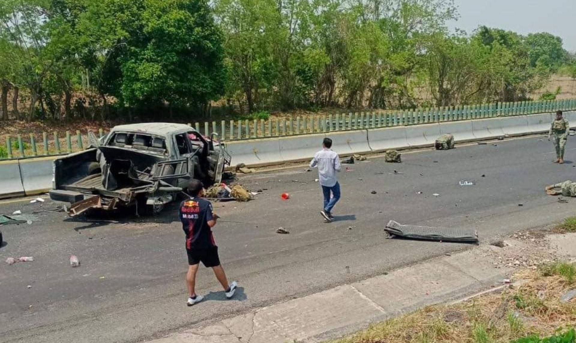 Vuelca camioneta de la Marina en carretera de Veracruz; hay siete heridos