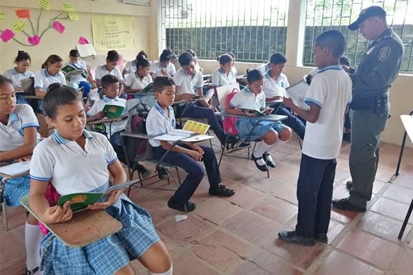 Estudiantes del municipio de Arjona en Bolívar reciben clases bajo los árboles-Colombia