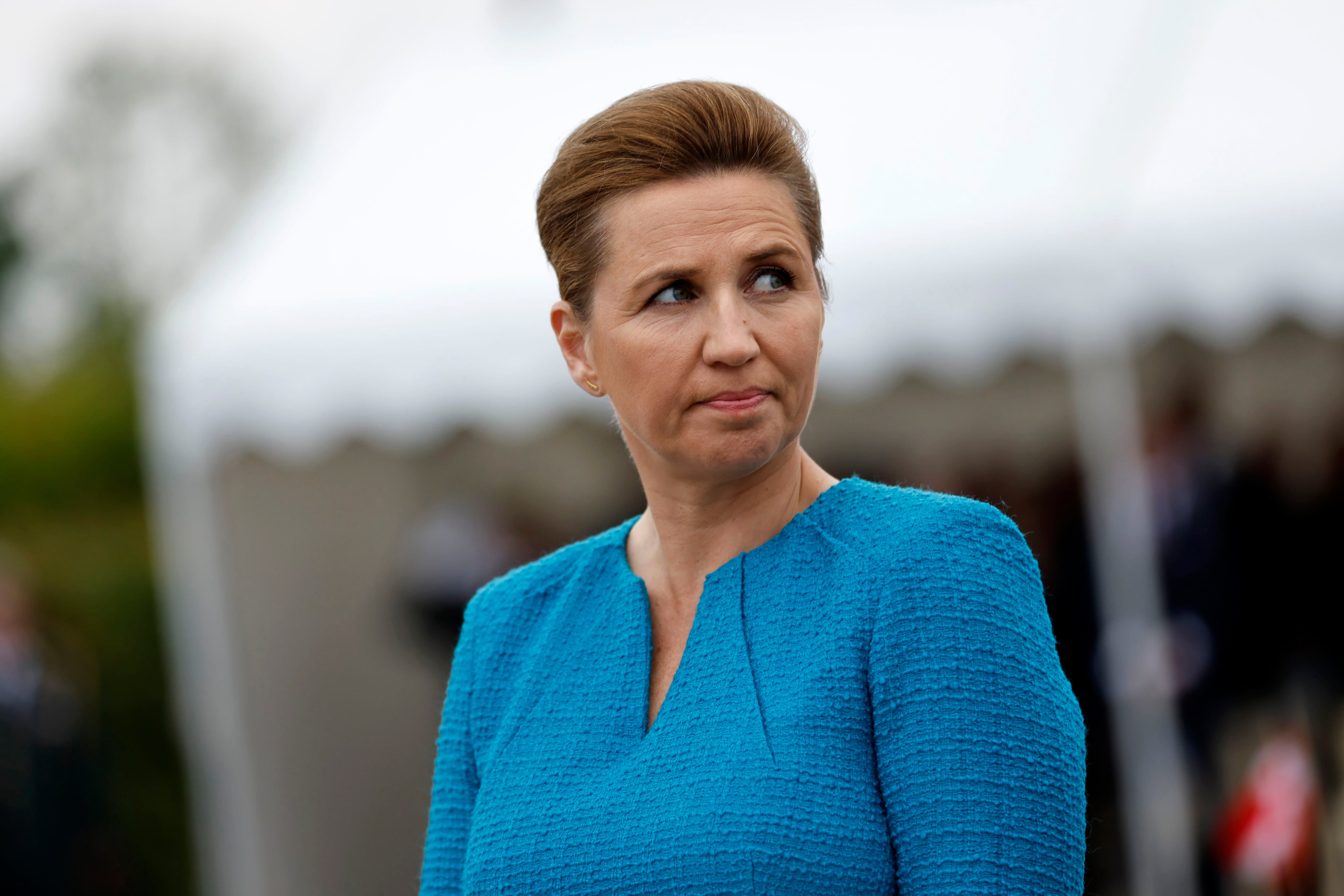 ARCHIVO - La primera ministra de Dinamarca, Mette Frederiksen, asiste a una ceremonia en el monumento danés a las afueras de Sainte Marie du Mont, Normandía, el jueves 6 de junio (AP Foto/Jeremías González)