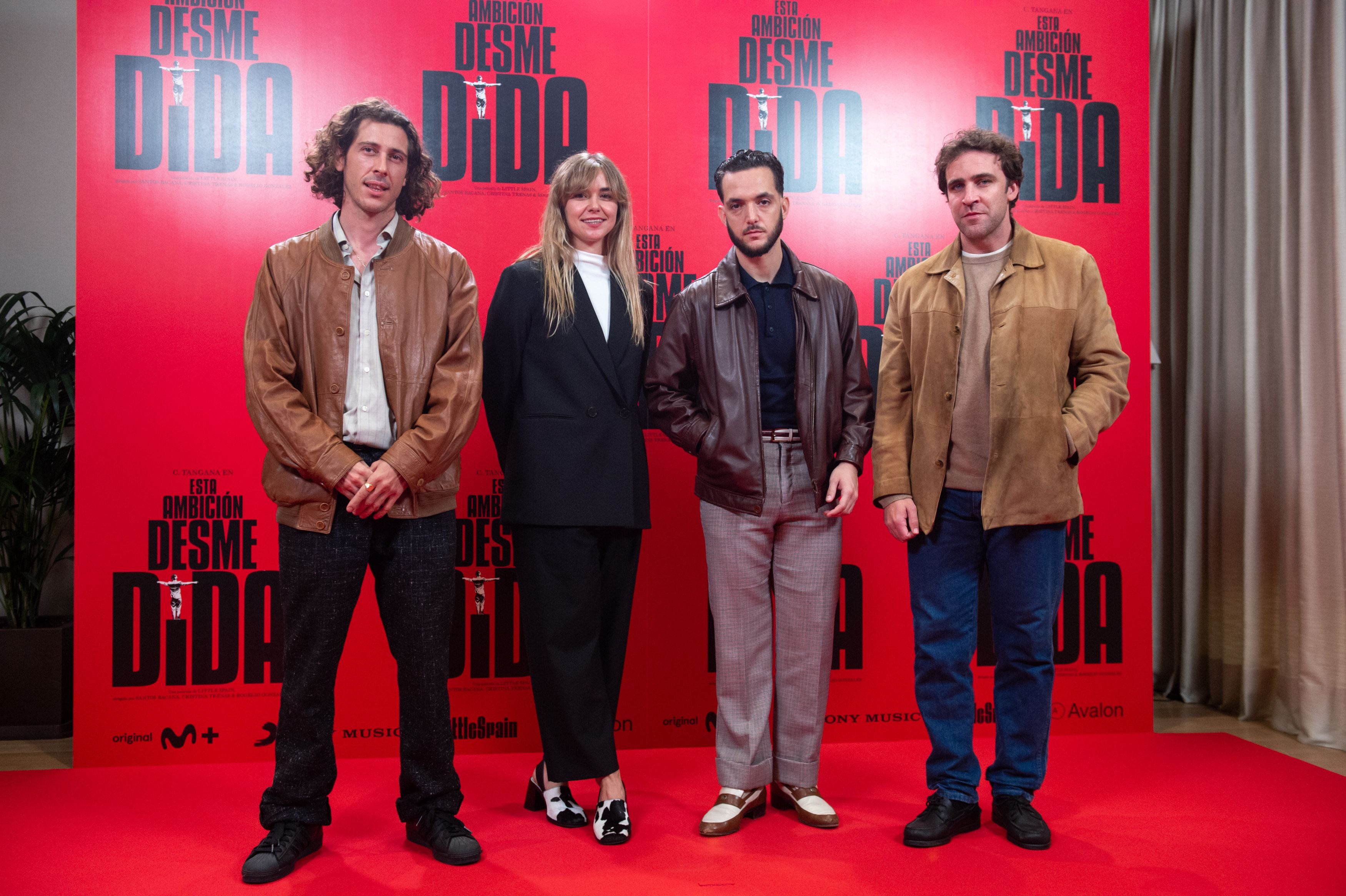 Los directores del documental Rogelio González, Cristina Tena y Santos Bacana posan con C.Tangan durante la presentación del documental "Esta ambición desmedida" en Madrid 
