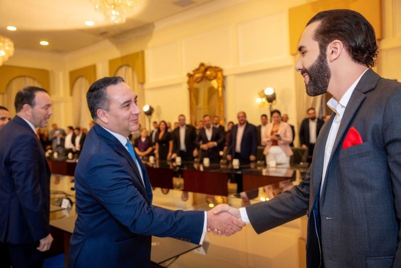 El presidente de El Salvador, Nayib Bukele, estrecha la mano del fiscal general, Rodolfo Delgado, en San Salvador,