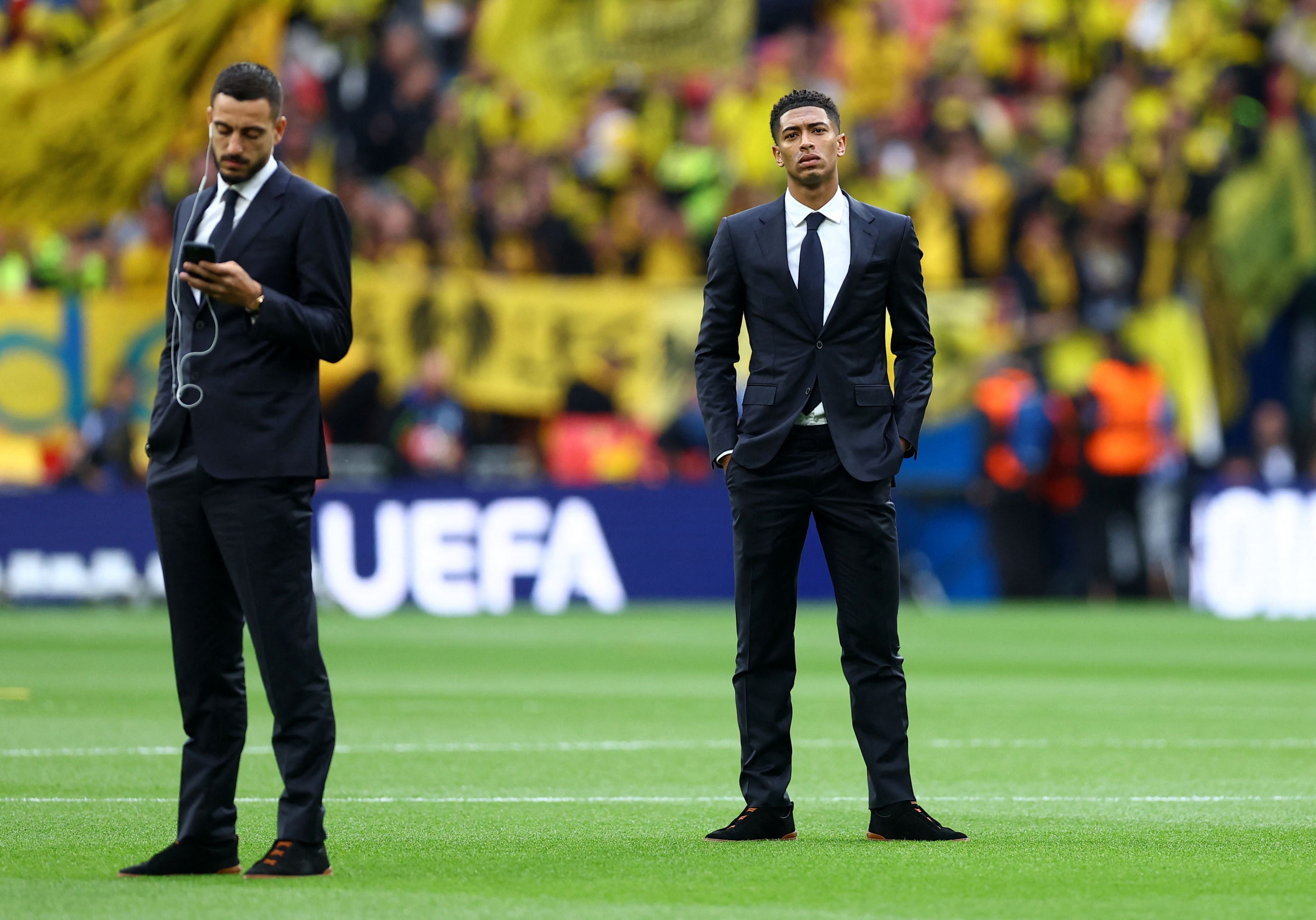 Jude Bellingham reconoce el campo de juego de Wembley (REUTERS/Hannah Mckay)