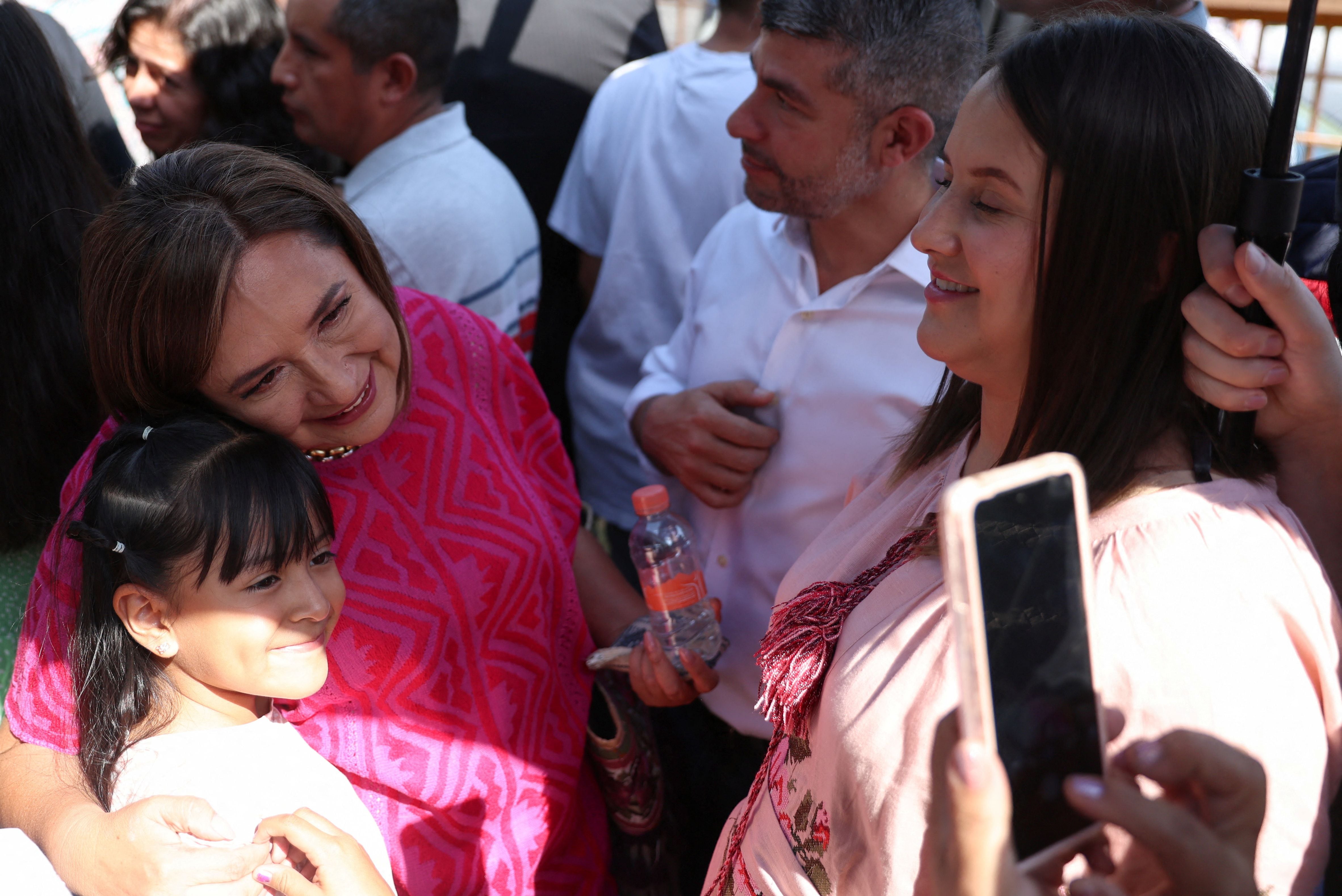 La abandera del PAN, PRI y PRD acudió con su clásico look rosa mexicano 
 REUTERS/Luis Cortes