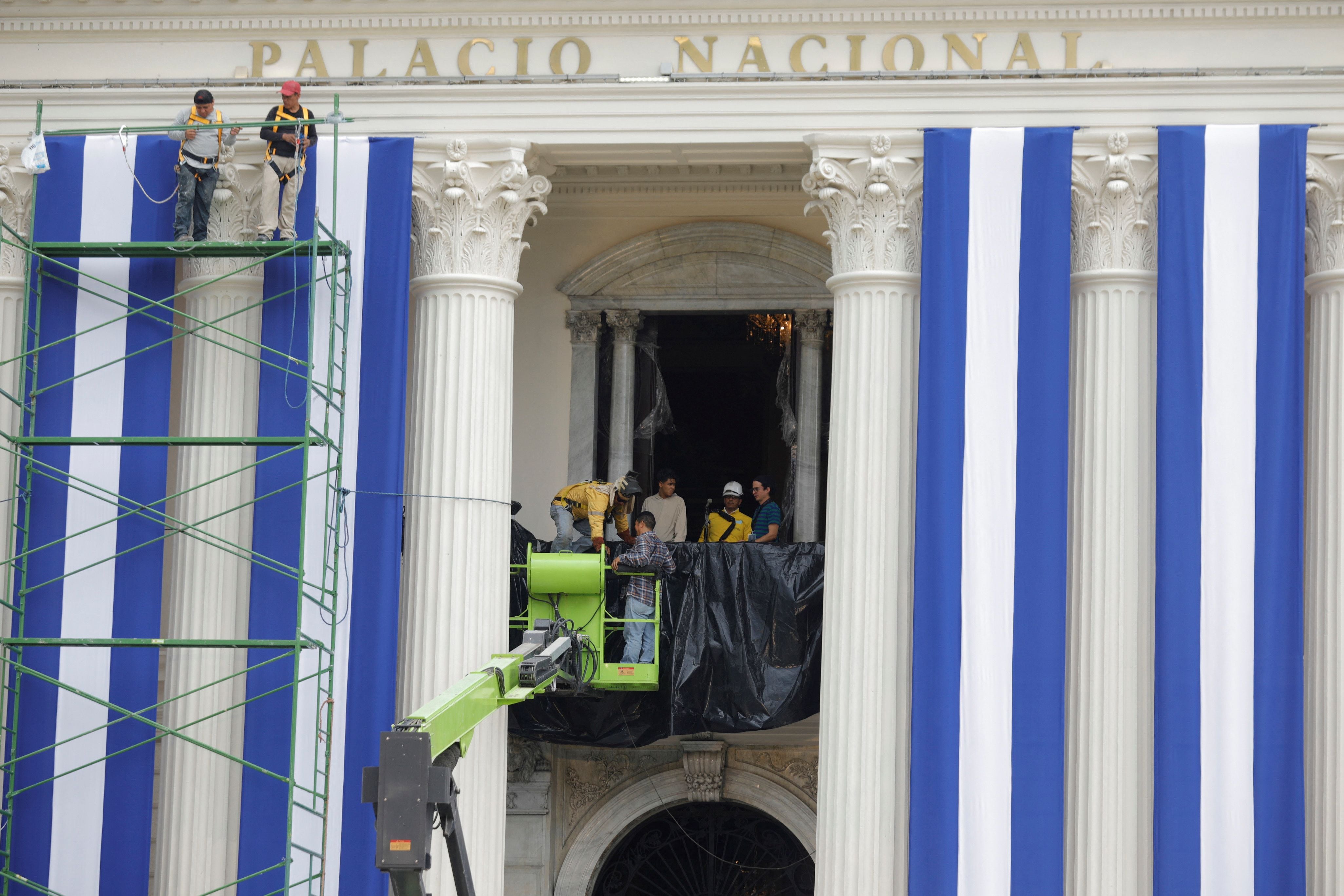 Los preparativos en el Palacio Nacional (REUTERS/José Cabezas)