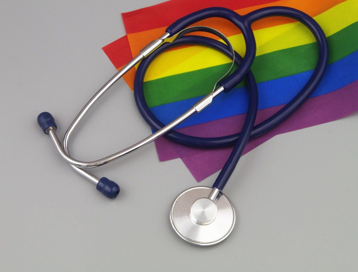 Dice el estudio que es crucial eliminar barreras para la atención médica de alta calidad y advierten que la discriminación y la falta de conocimiento de los proveedores afectan a la población LGBTQ+