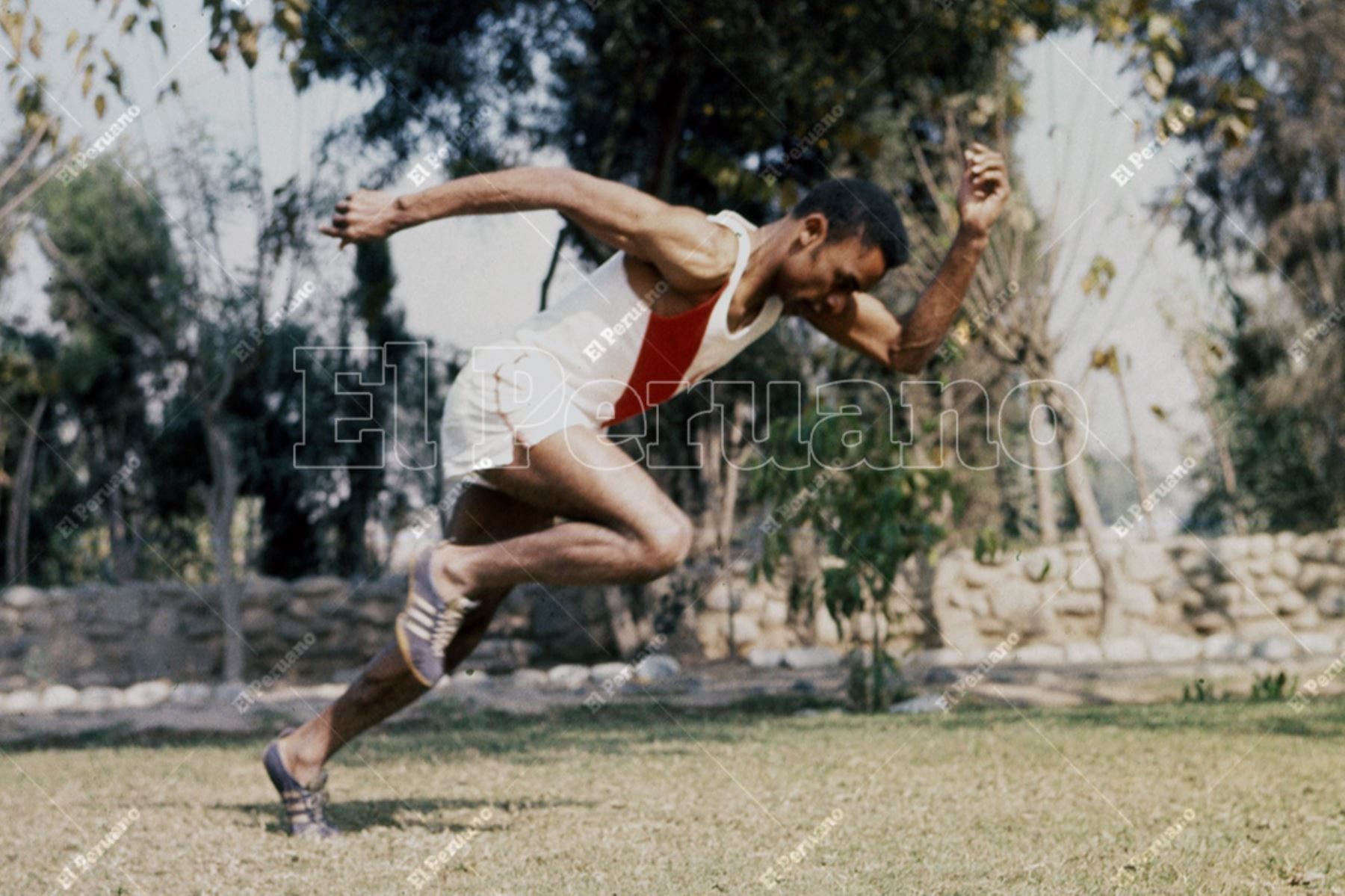 El atleta peruano marcó tiempos excepcionales en los 100 metros planos, pero los desafíos técnicos y administrativos impidieron el reconocimiento de su proeza.
Foto: El Peruano