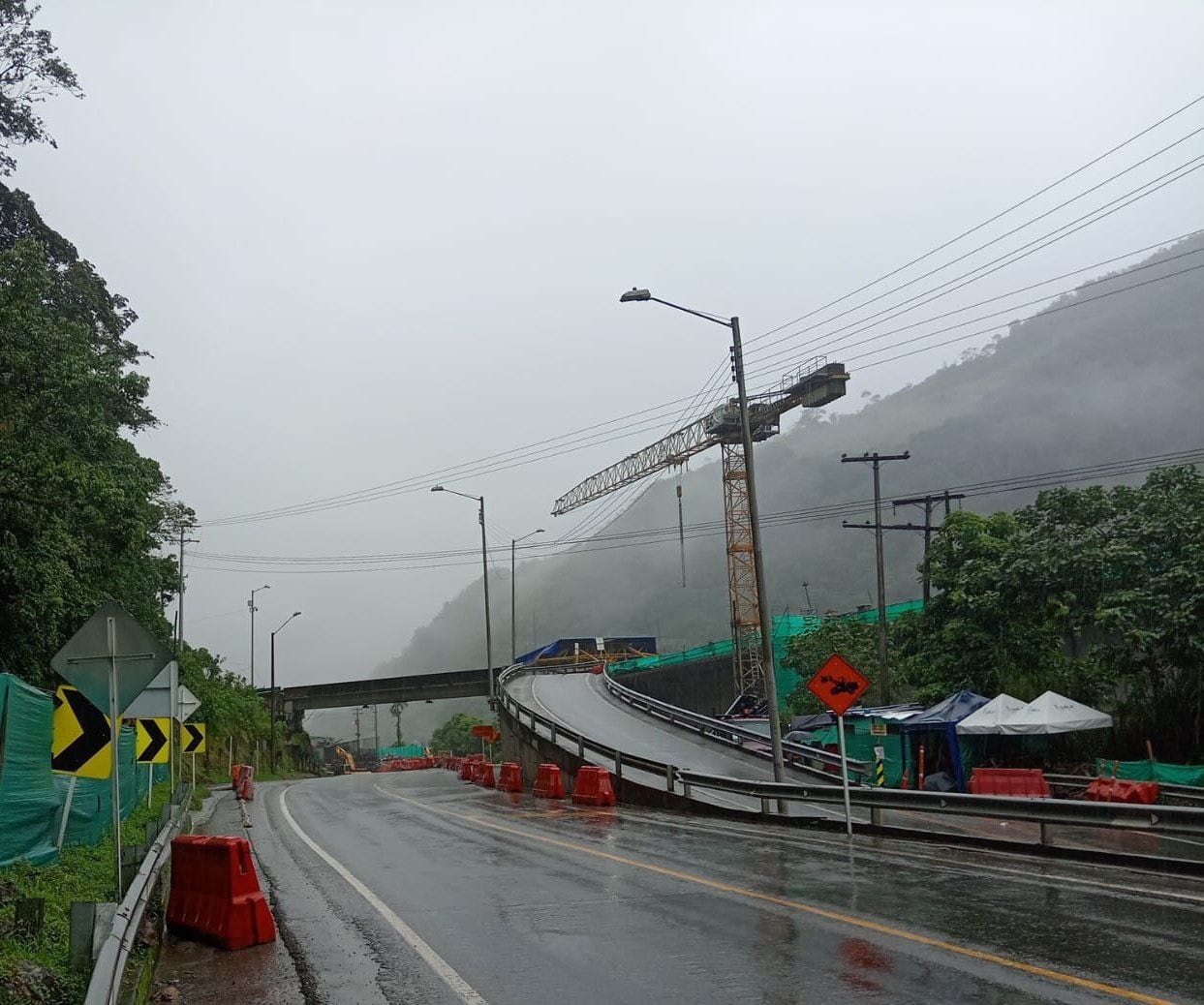 En la mañana del domingo se reportaron lluvias en algunos sectores de la vía - crédito @CoviandinaSAS/X