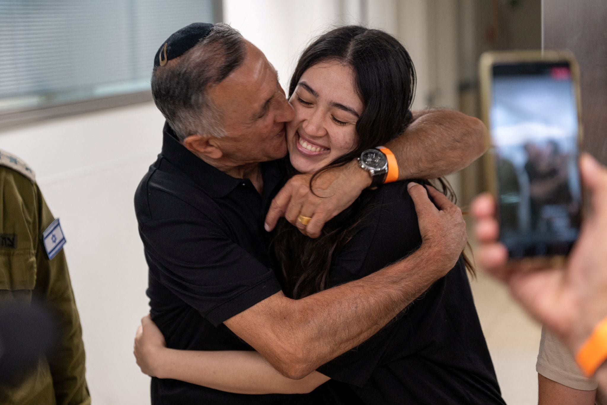 Noa Argamani, una rehén rescatada, abraza a su padre, Yakov Argamani, después de que el ejército dijera que las fuerzas israelíes rescataron vivos a cuatro rehenes de la zona central de la Franja de Gaza, en Ramat Gan, Israel, en esta imagen obtenida por Reuters el 8 de junio de 2024. Ejército israelí/Folleto vía REUTERS