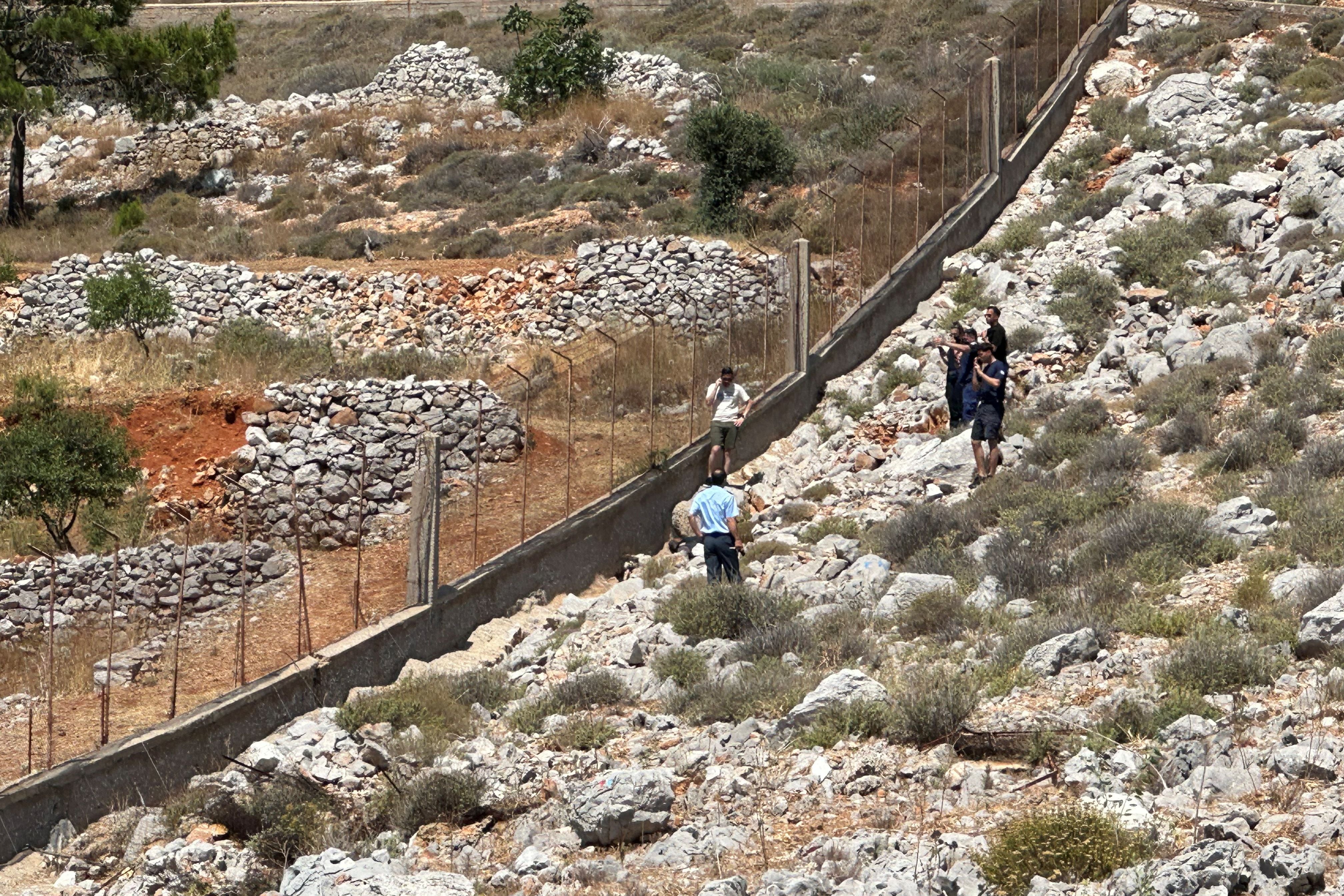 Agentes de policía rodean el cuerpo del presentador de televisión británico Michael Mosley en la isla de Symi, en el sureste del mar Egeo, Grecia, 9 de junio de 2024. REUTERS/Panormitis Chatzigiannakis 