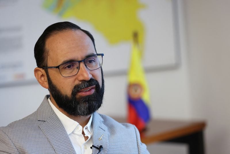 FOTO DE ARCHIVO. El ministro de Minas y Energía de Colombia, Andrés Camacho, habla durante una entrevista con Reuters en Bogotá, Colombia, 29 de noviembre, 2023. REUTERS/Luisa González