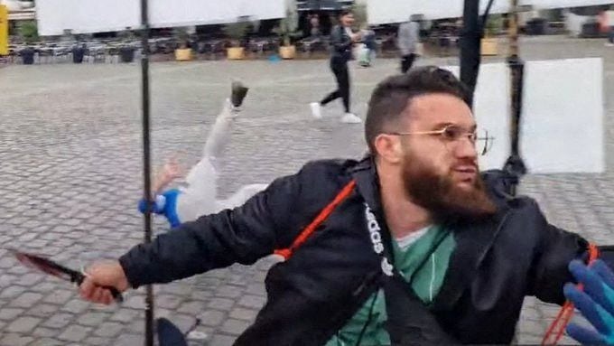 Un hombre ataca a la gente con un cuchillo, en un puesto de información de extrema derecha de la Buergerbewegung Pax Europa (BPE) en el mercado central de la ciudad de Mannheim. (Buergerbewegung Pax Europa/REUTERS)