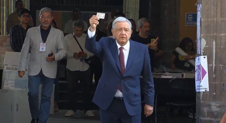 AMLO asistió a la casilla ubicada en el Museo de la SHCP.