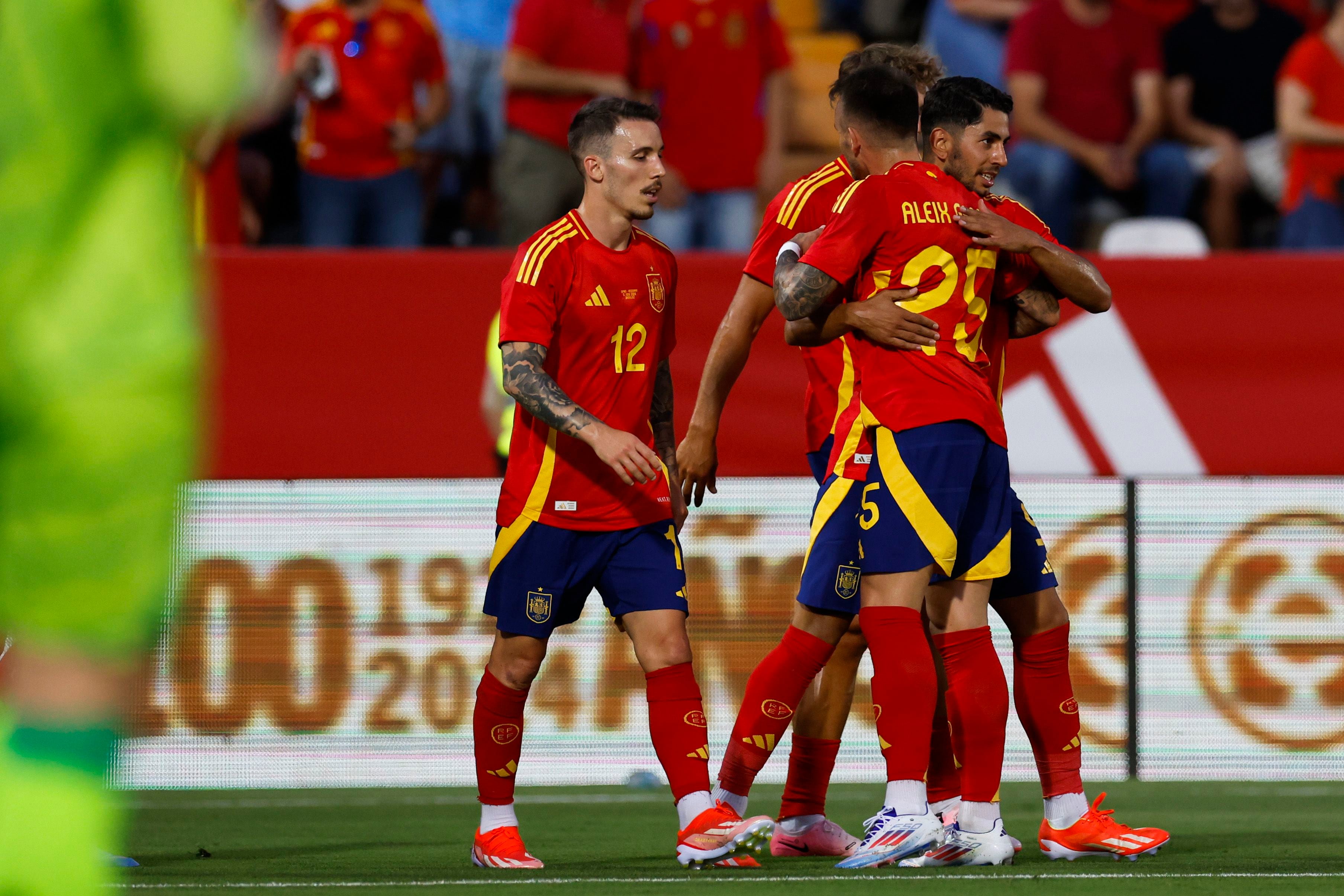 El delantero de la selección española de fútbol Ayoze Pérez (d) celebra con sus compañeros tras marcar ante Andorra, durante el partido amistoso que España y Andorra disputaron en el estadio Nuevo Vivero, en Badajoz (EFE/Julio Muñoz)
