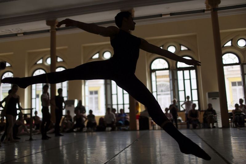 Imagen de archivo referencial de estudiantes de la Escuela Nacional de Ballet (ENB) de Cuba participando en una práctica en La Habana, Cuba. (REUTERS/Alexandre Meneghini)