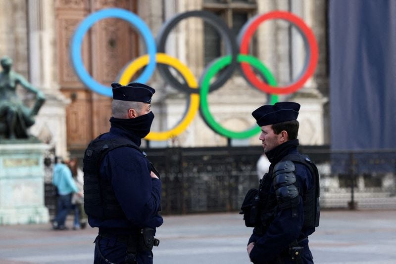 Foto de archivo: Agentes de la policía francesa hacen guardia cerca de los anillos olímpicos que se exhiben para los Juegos de Verano de París 2024 en París, Francia. 21 de marzo de 2023. REUTER/Yves Herman.