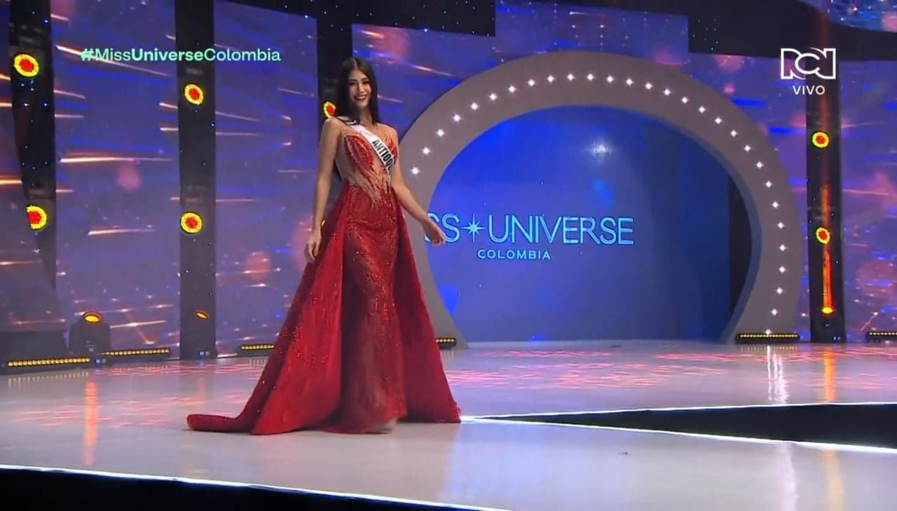 Desfile en traje de gala: Miss Universe Antioquia - crédito RCN