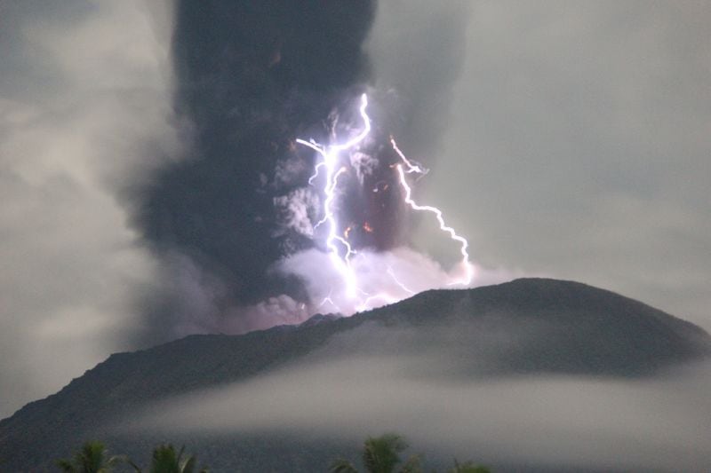 Un relámpago aparece en medio de una tormenta mientras el Monte Ibu arroja material volcánico durante una erupción, visto desde Gam Ici en Halmahera Occidental, provincia de Maluku del Norte, Indonesia. REUTERS