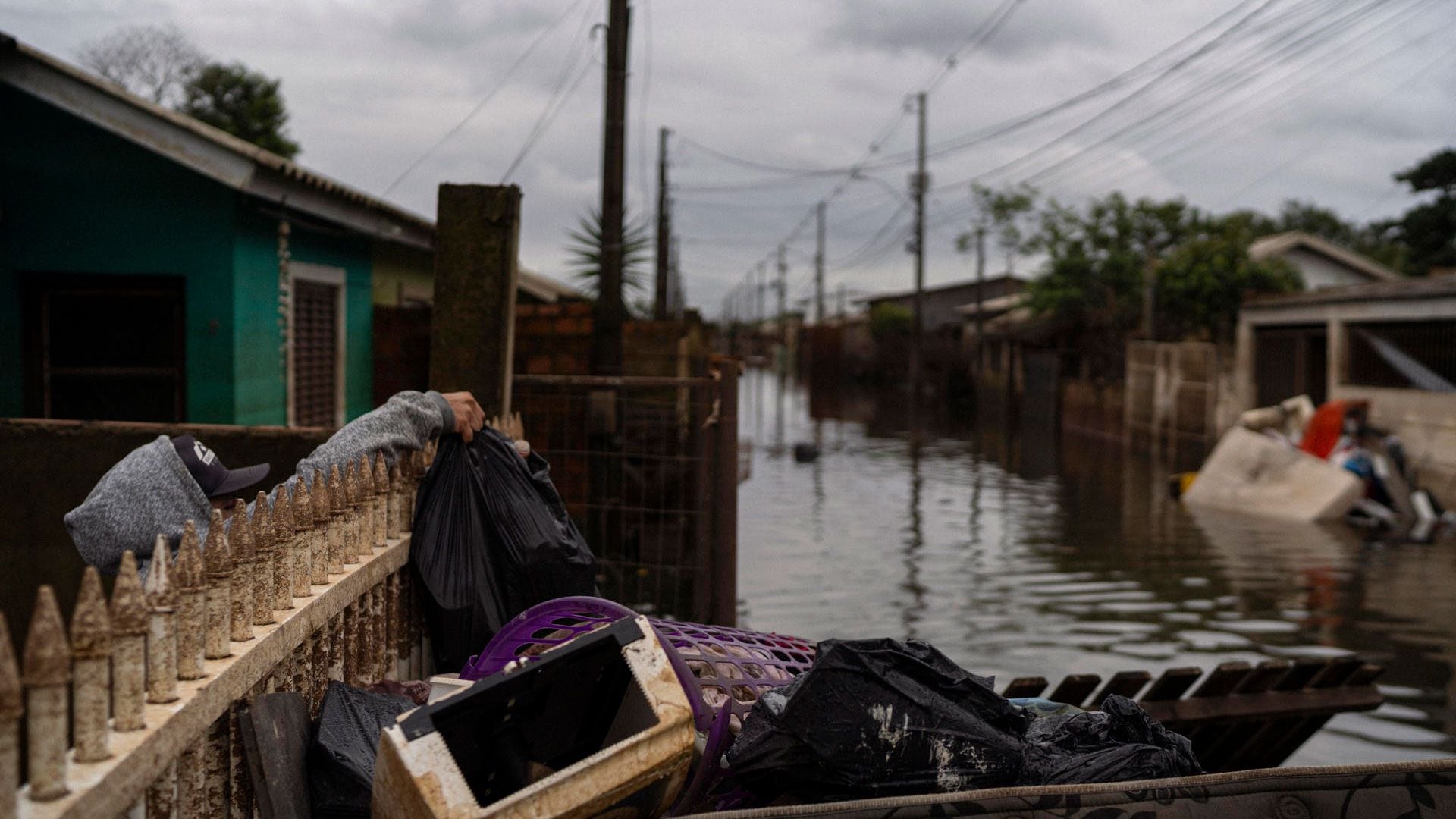 Porto Alegre cumplió un mes inundada retirando miles de toneladas de basura