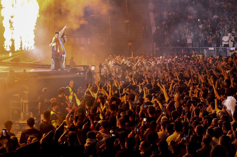 Duki, en su concierto en el Santiago Bernabéu (EFE/Kiko Huesca))