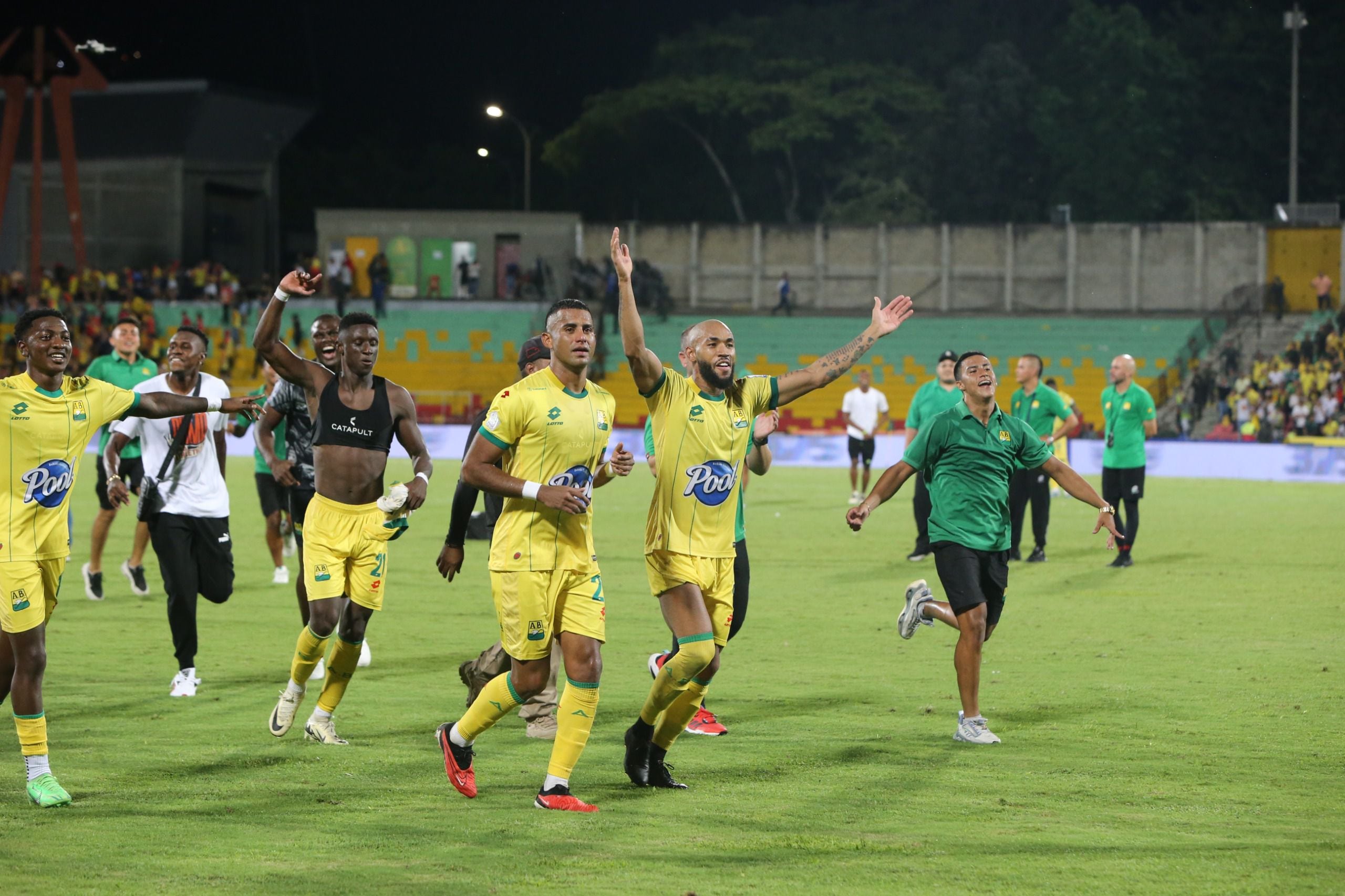 Jugadores del Atlético Bucaramanga celebran el pase a la final del fútbol colombiano en el primer semestre del 2024 - crédito Colprensa