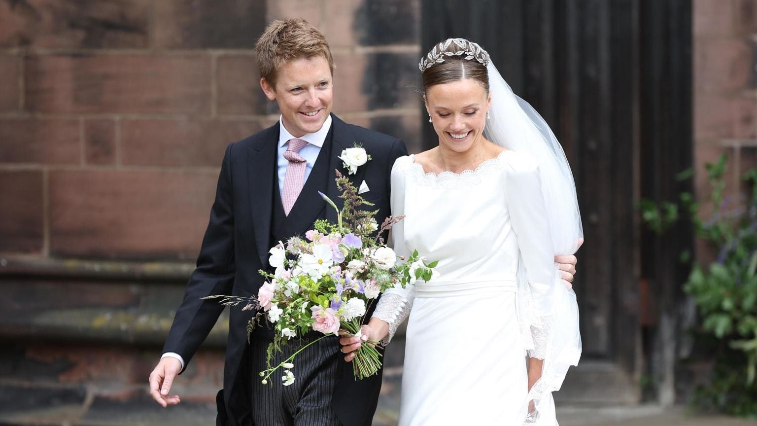 Hugh Grosvenor y Olivia Henson, duques de Westminster, a su salida de la catedral de Chester. (EFE)