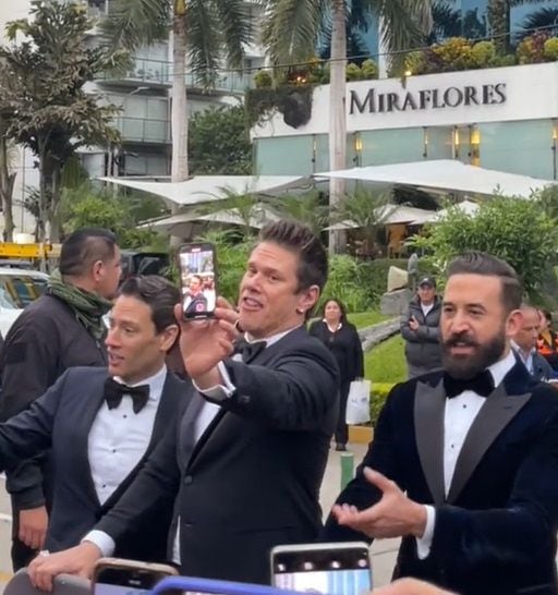 Il Divo cantando a las afueras de hotel miraflorino.