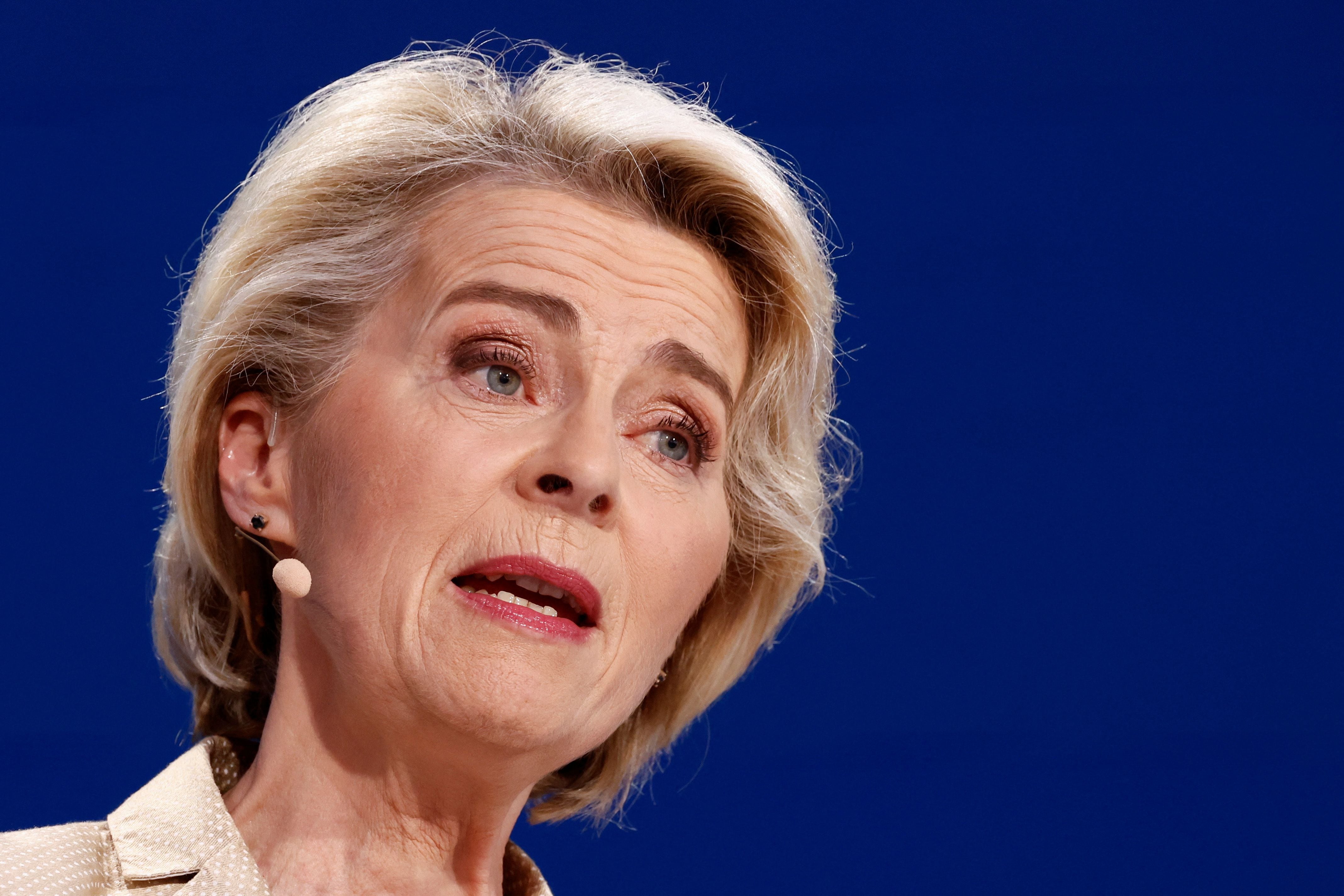 Ursula von der Leyen, candidata principal de los conservadores europeos en las elecciones de la UE, reacciona ante el anuncio de los primeros resultados provisionales de las elecciones al Parlamento Europeo, en el edificio del Parlamento Europeo, en Bruselas, Bélgica, el 9 de junio de 2024. REUTERS/Piroschka van de Guau