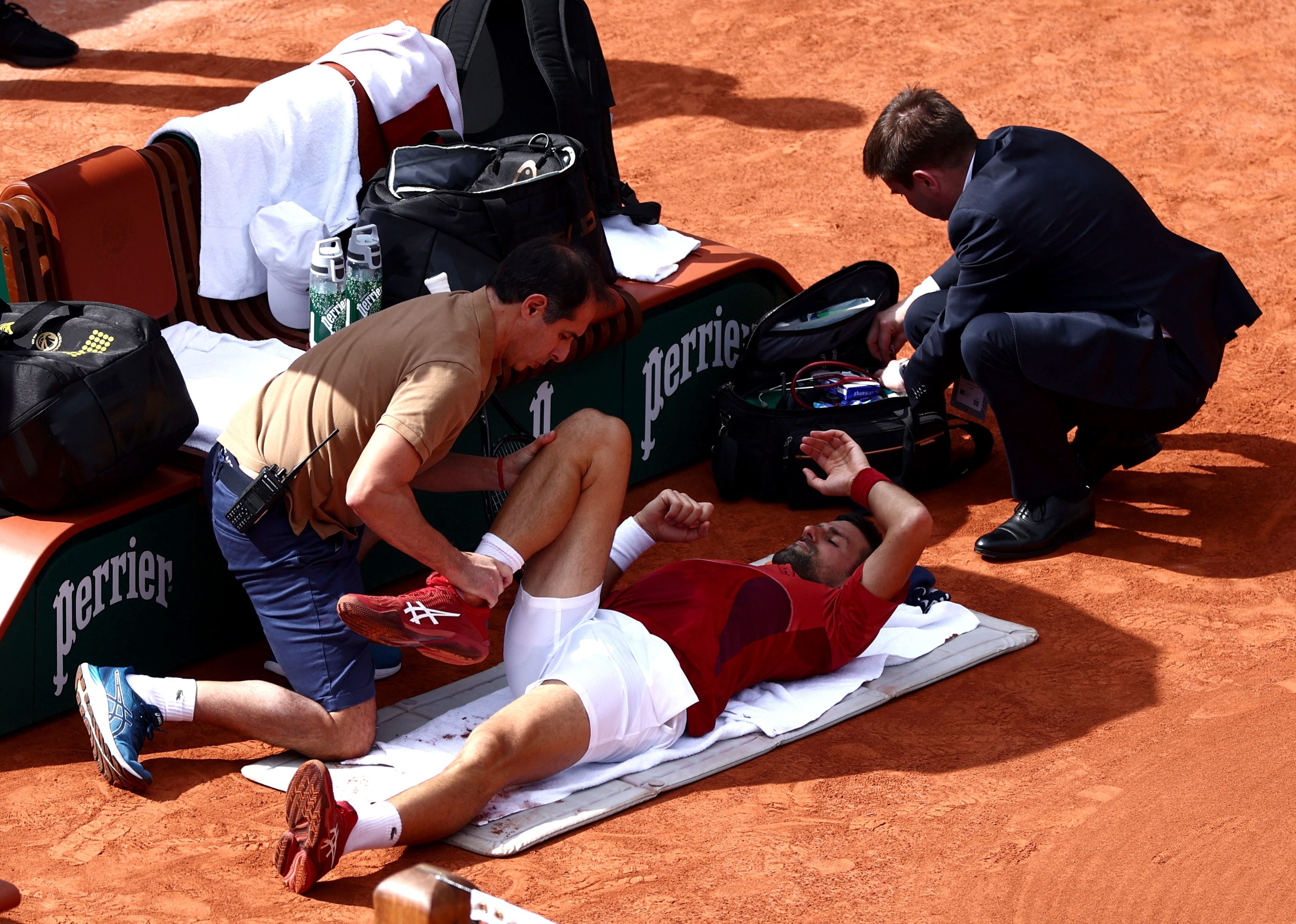 Novak Djokovic se resintió de una lesión en la rodilla durante el duelo ante Cerúndolo (Foto: Reuters/Yves Herman)