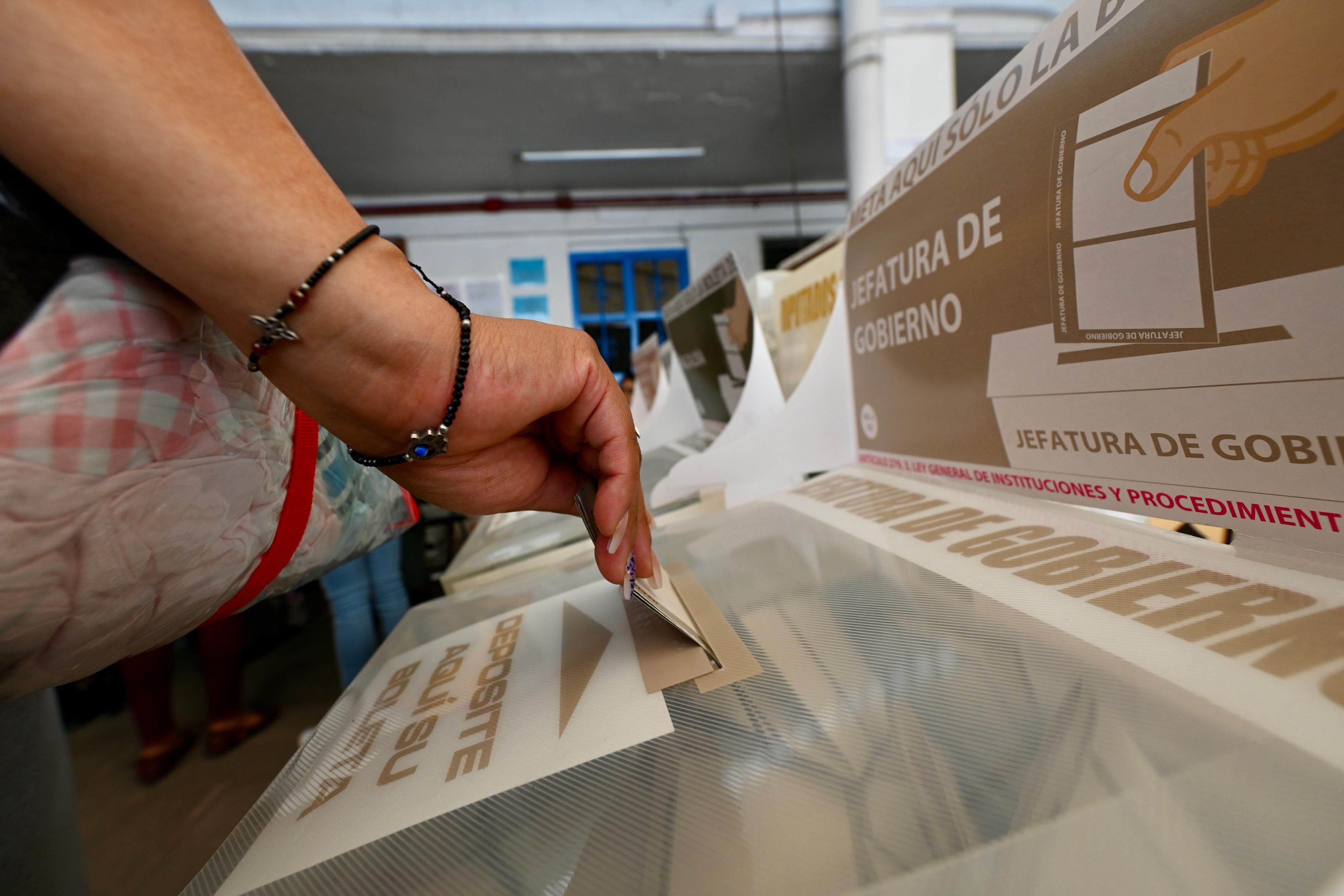 Vecinos de la colonia Juárez,  votando en la sección 4852 en la alcaldía Cuauhtémoc, en las votaciones de este proceso electoral 2024. Hoy en la Ciudad de México. Infobae México/Javier Lira Otero