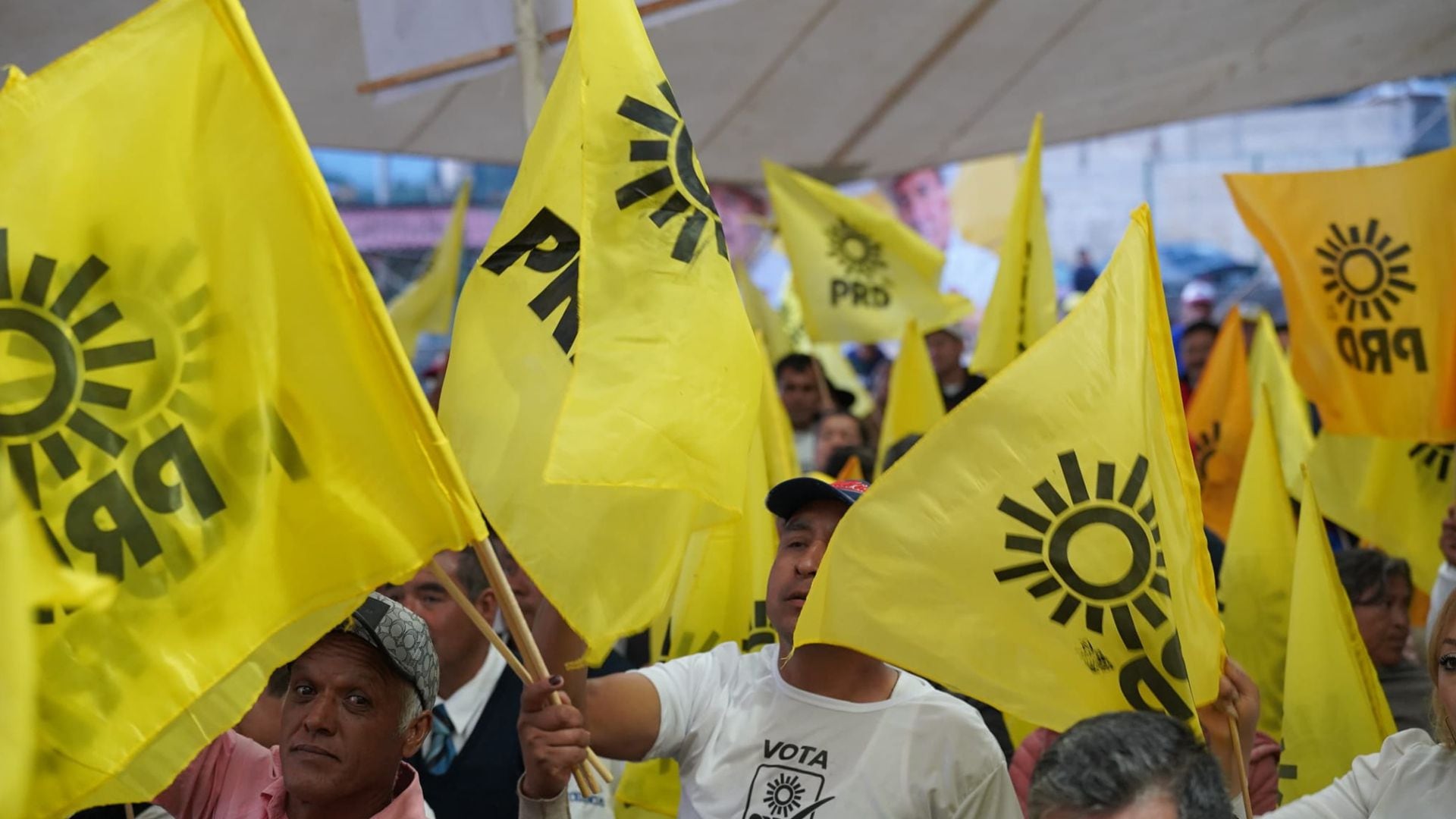 Simpatizantes del PRD ondean banderines del Sol Azteca. (PRD Estado de México)