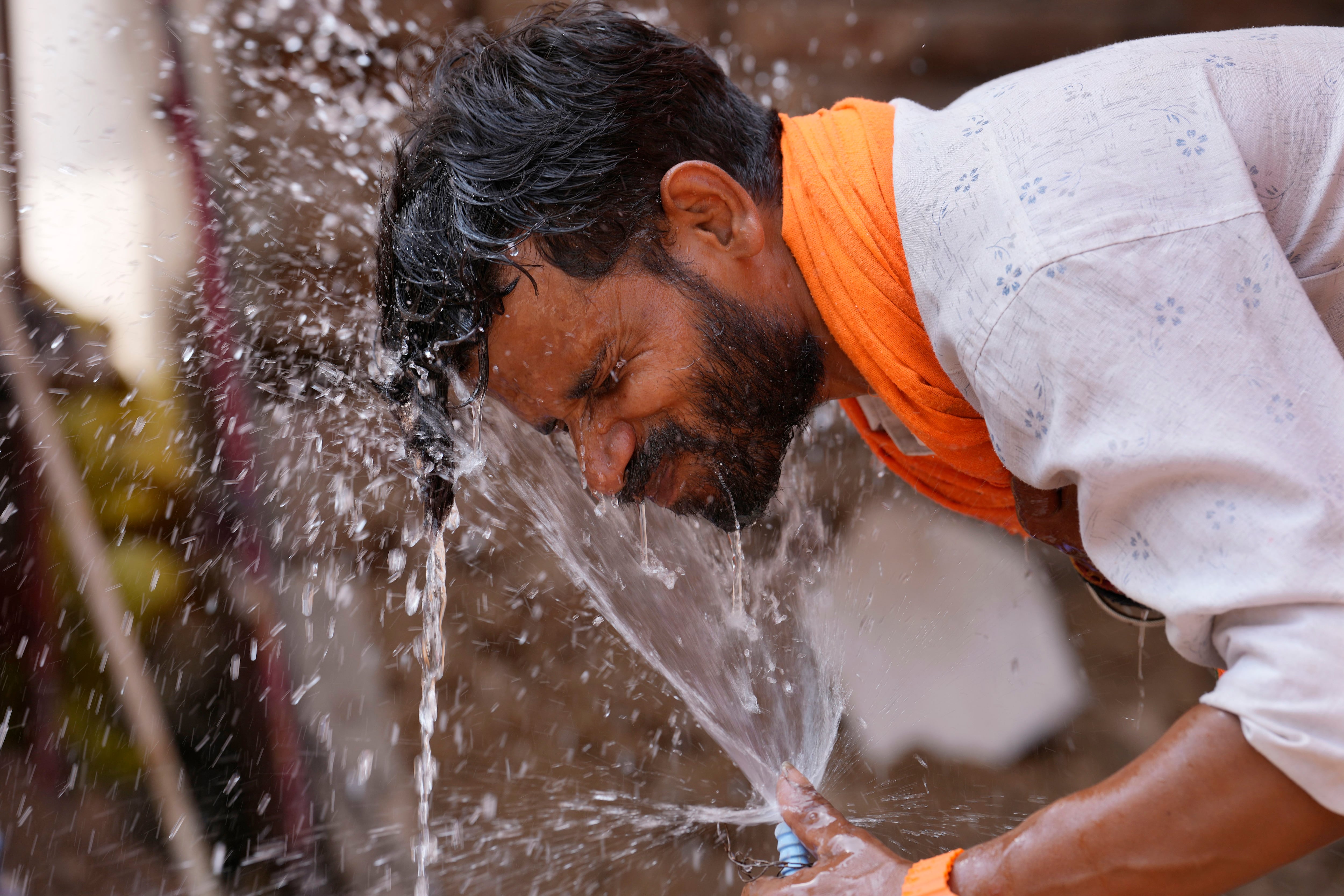 La CRA eliminó multas por consumo excesivo de agua en la mayoría de Colombia -  Rajesh Kumar Singh/AP