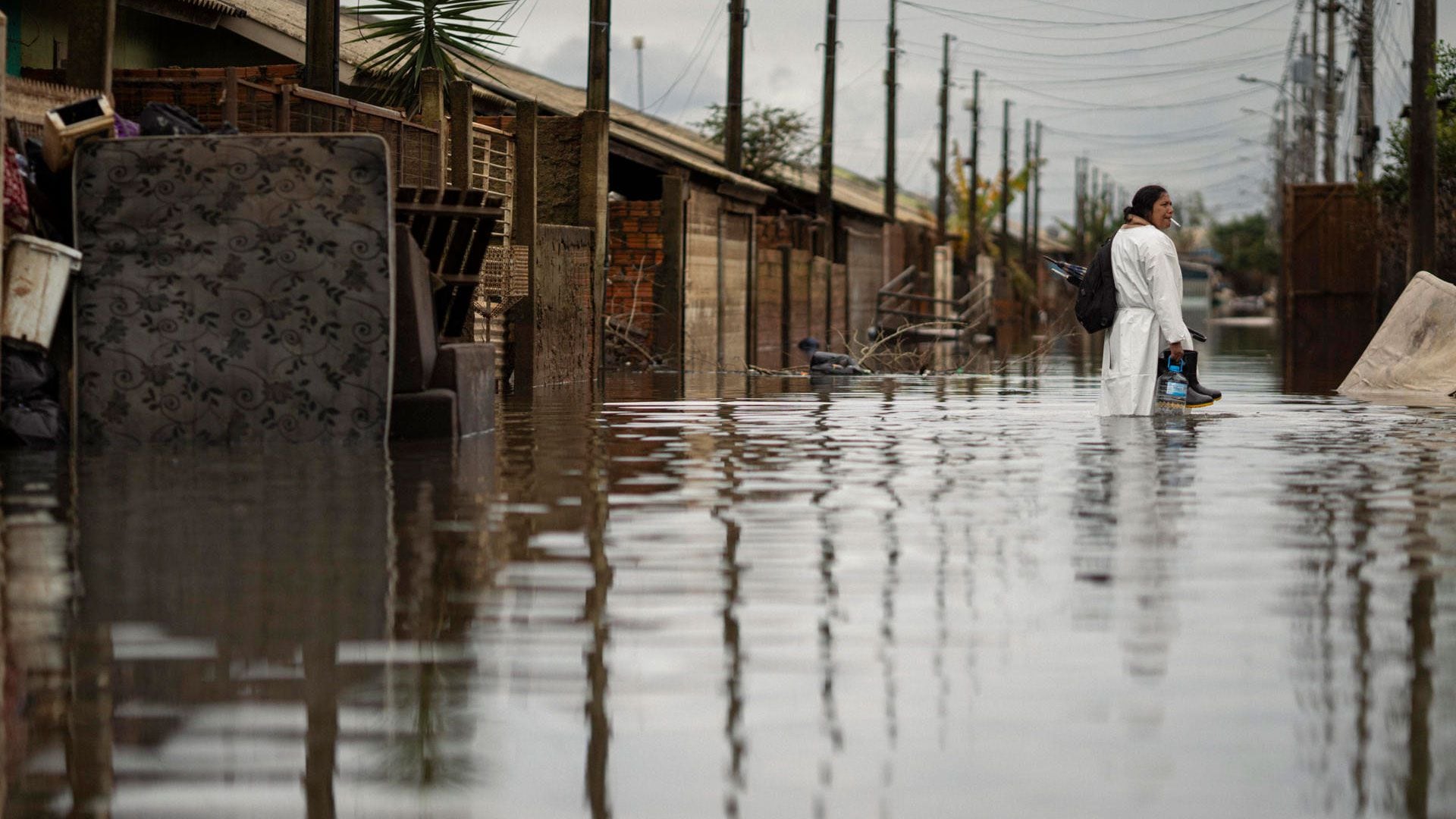 Porto Alegre cumplió un mes inundada retirando miles de toneladas de basura