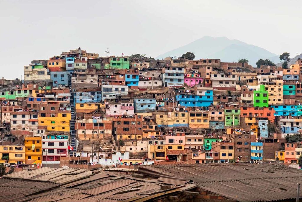 La celebración del Día del Arquitecto nos invita a reflexionar sobre la planificación inadecuada, el crecimiento informal y las soluciones tecnológicas que pueden transformar nuestras ciudades.
Foto: Studio Lauria